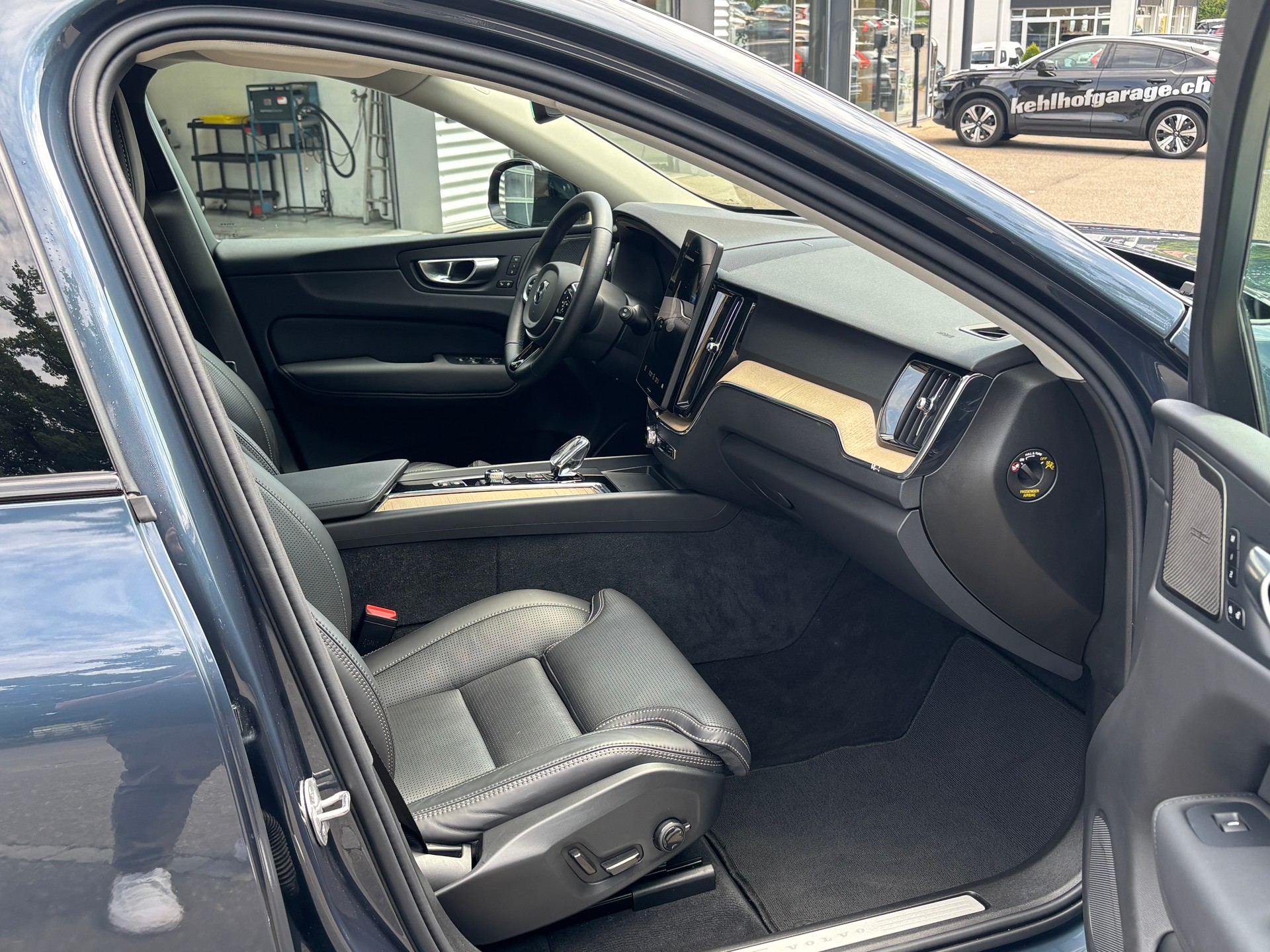 VOLVO XC60 2.0 T6 TE Plus Dark eAWD-image-6