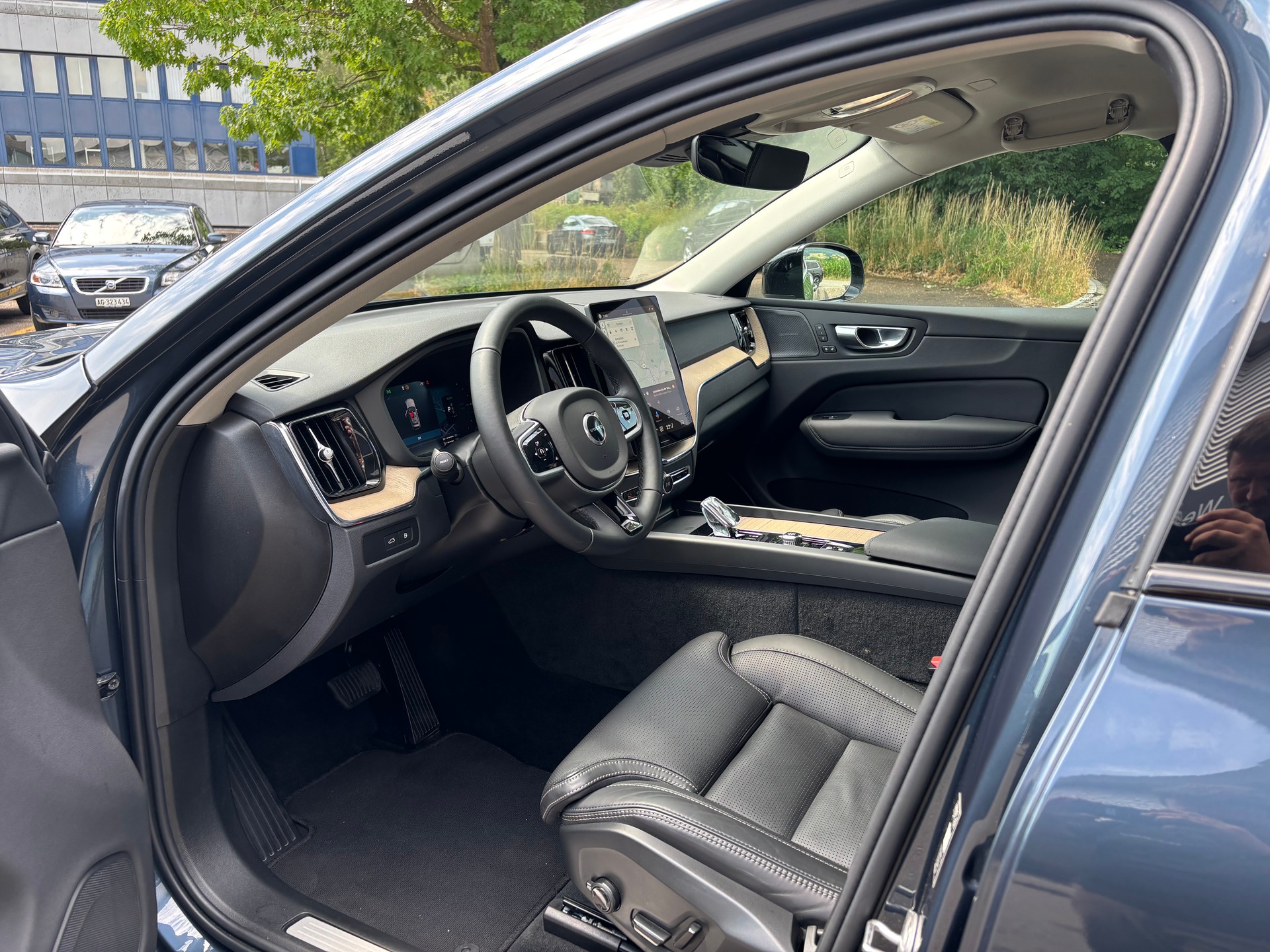 VOLVO XC60 2.0 T6 TE Plus Dark eAWD-image-2