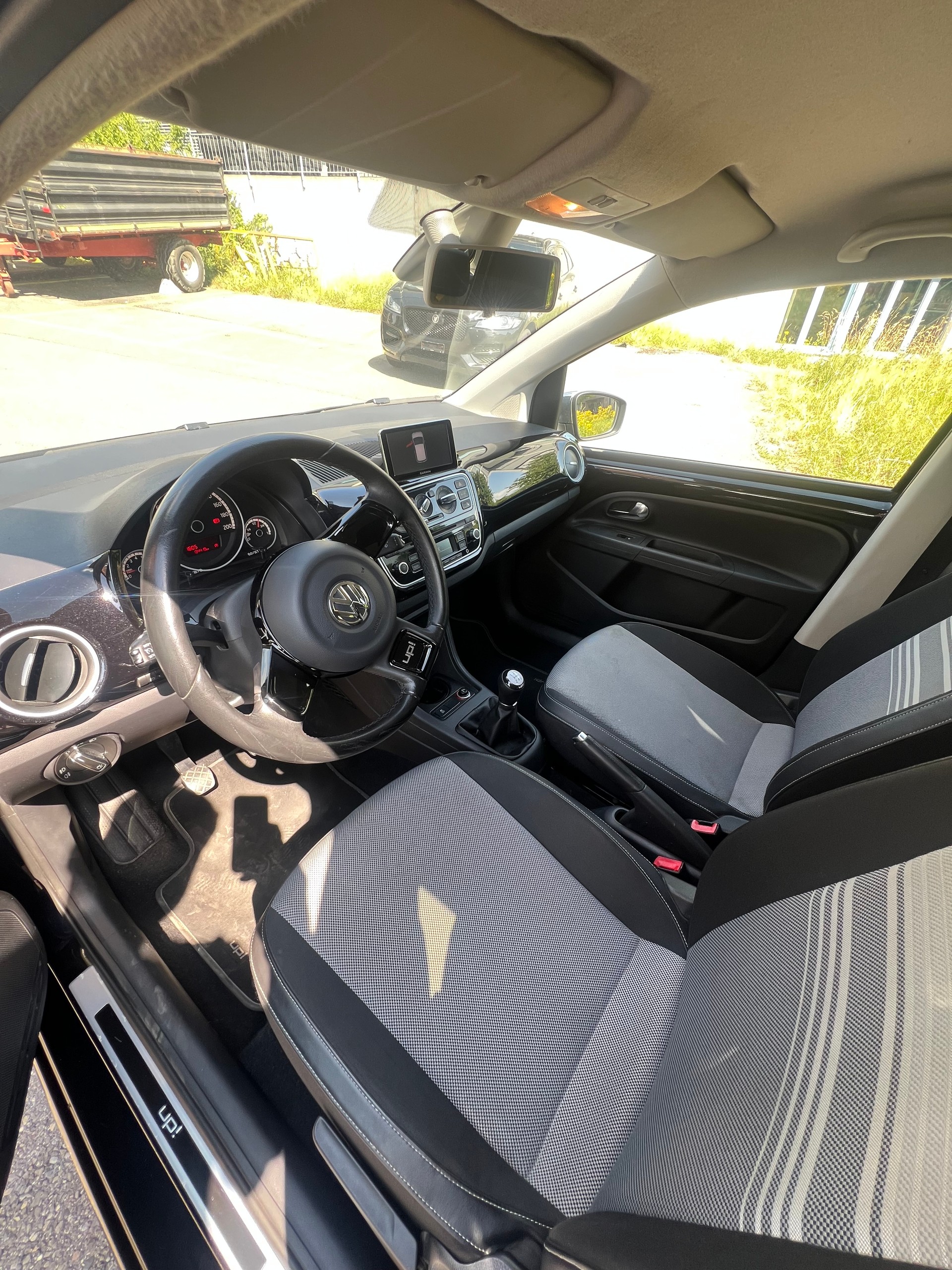 VW Up 1.0 BMT black up Art on Ice-image-3