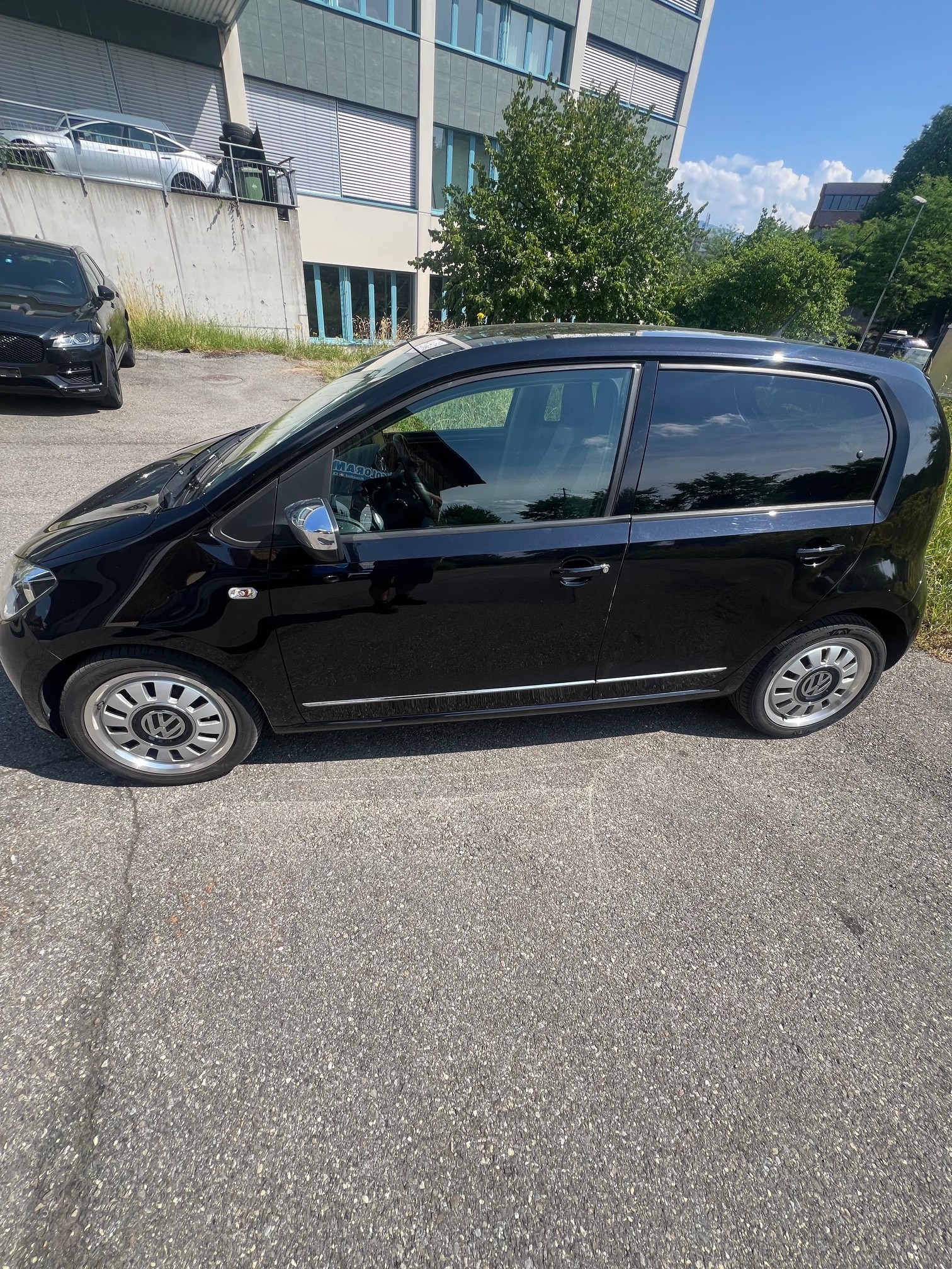 VW Up 1.0 BMT black up Art on Ice-image-0