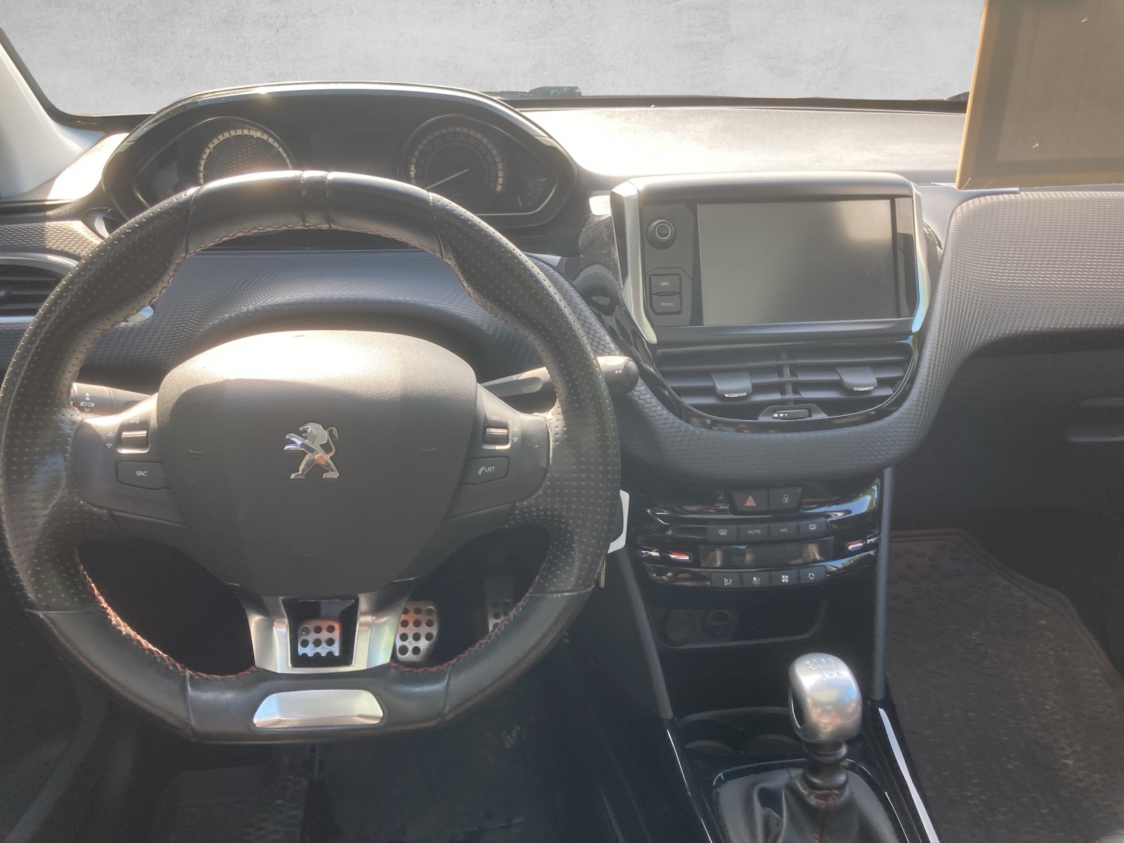 PEUGEOT 2008 1.2 PureTech GT Line-image-4