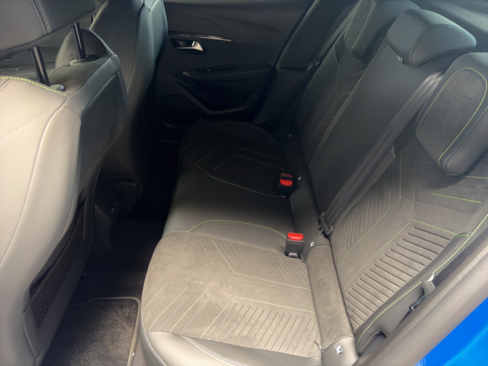 PEUGEOT 208 1.2 Hybrid 145 GT-image-4