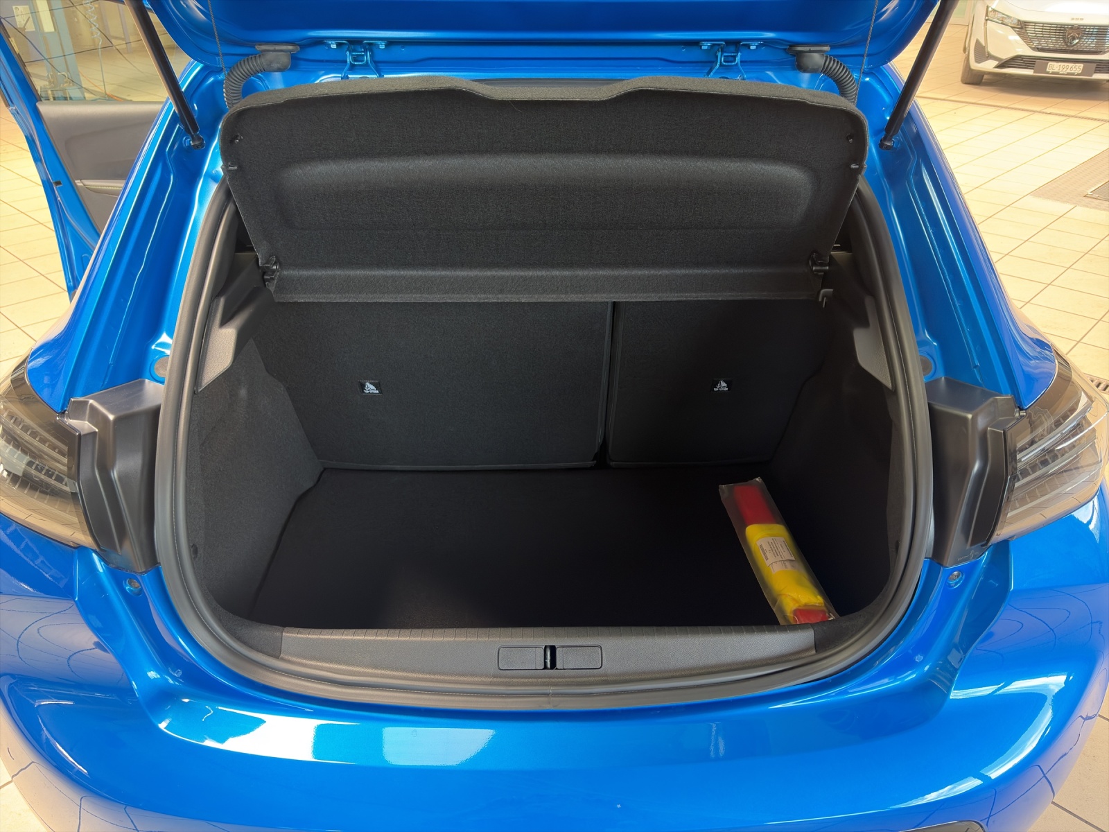 PEUGEOT 208 1.2 Hybrid 145 GT-image-6