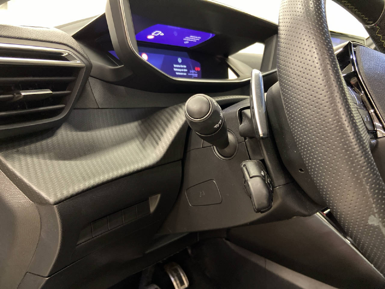 PEUGEOT 208 1.2 Hybrid 145 GT-image-9