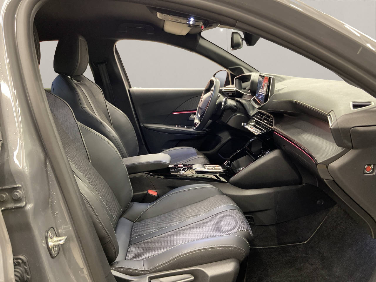 PEUGEOT 208 1.2 Hybrid 145 GT-image-10