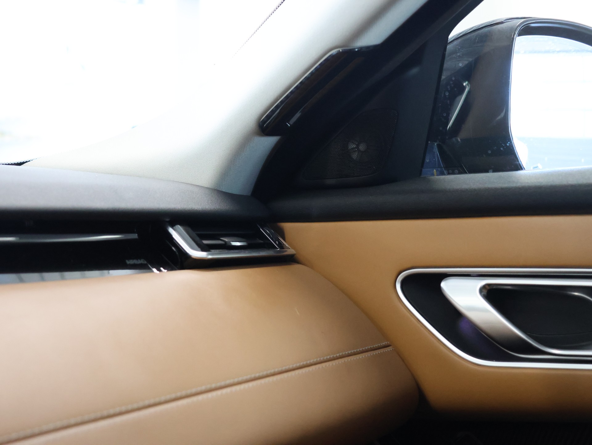 LAND ROVER Range Rover Velar D 240 HSE Automatic *Panoramadach* *Sitzheizung*-image-21
