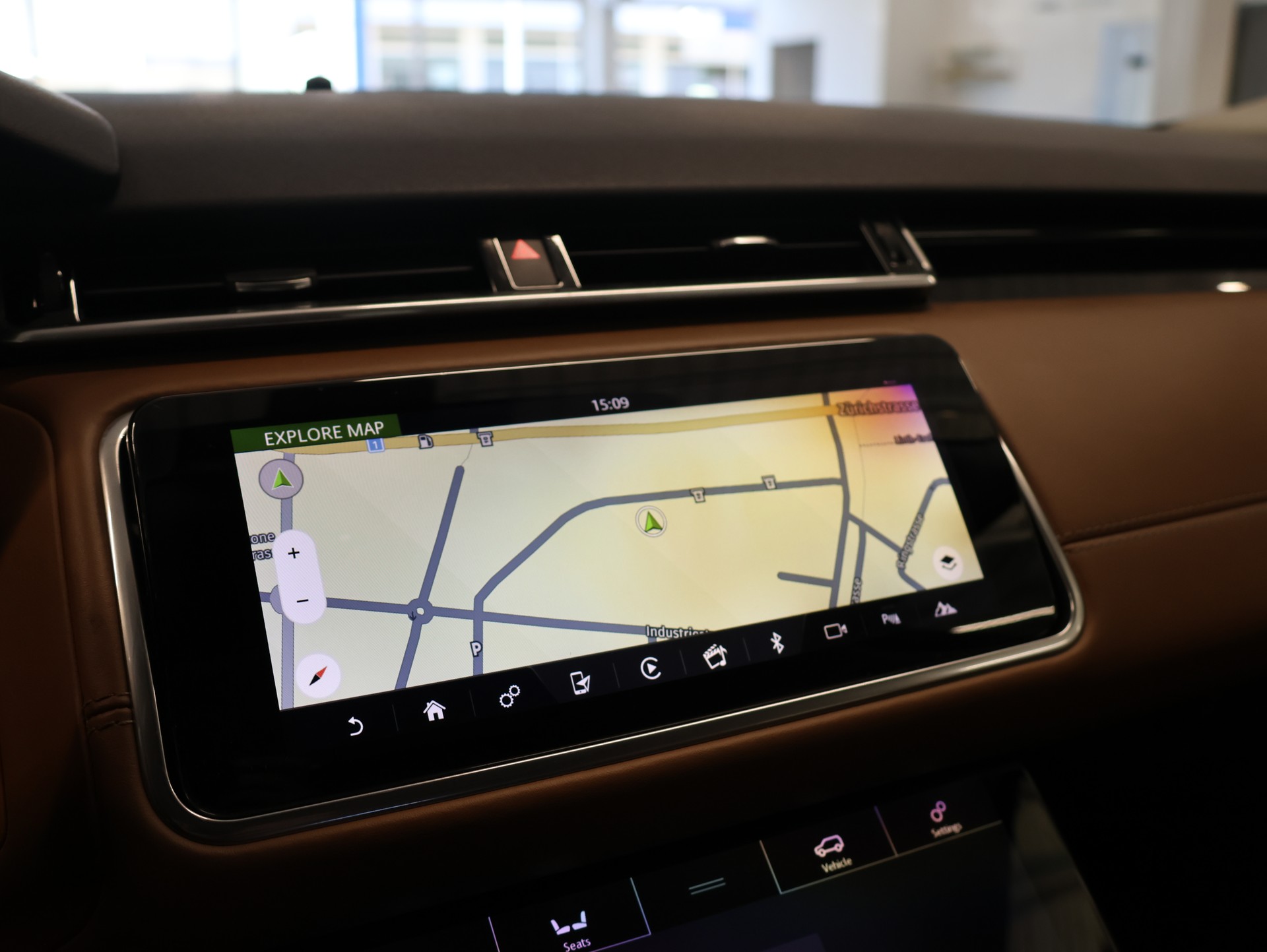 LAND ROVER Range Rover Velar D 240 HSE Automatic *Panoramadach* *Sitzheizung*-image-18
