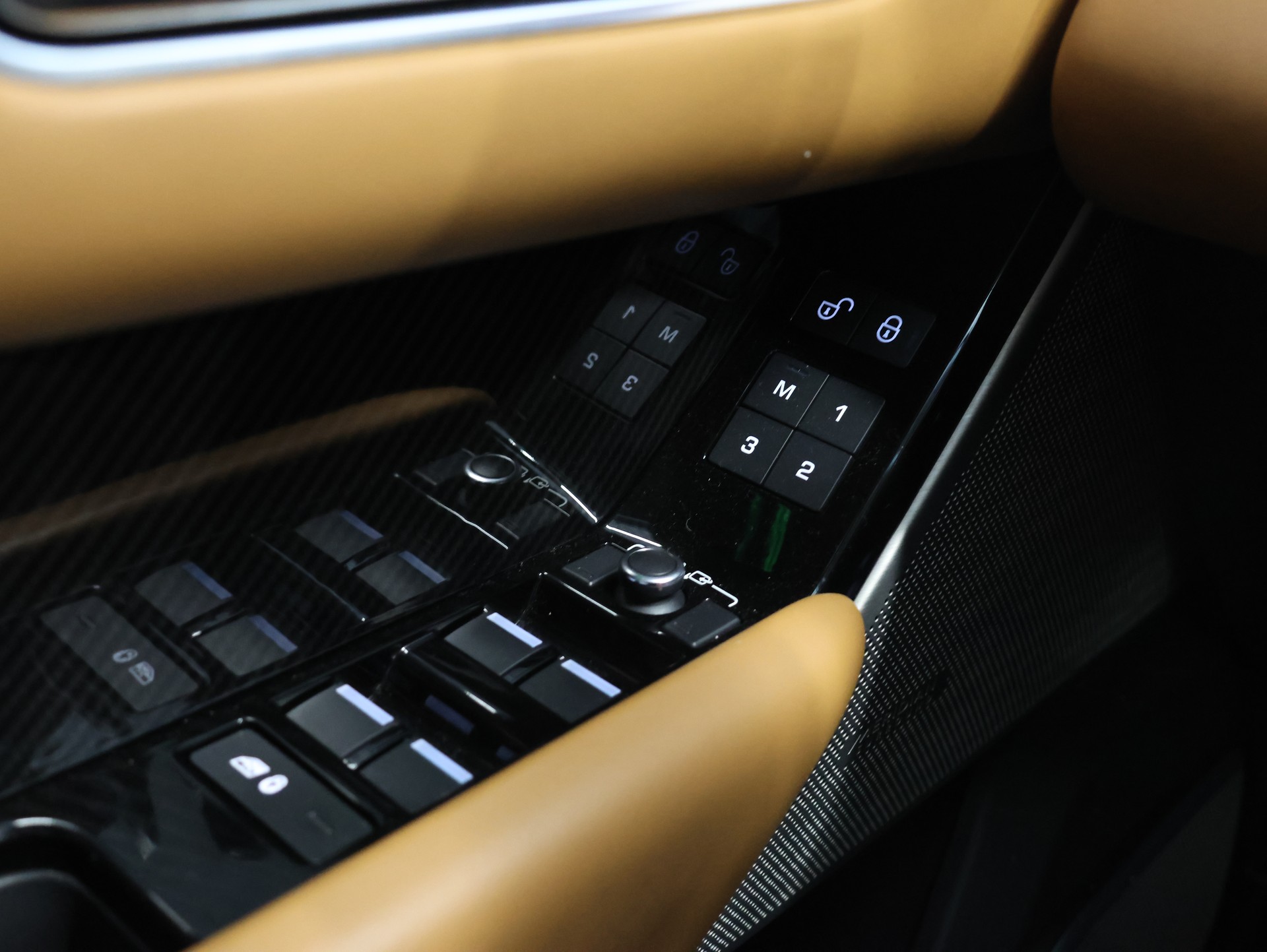 LAND ROVER Range Rover Velar D 240 HSE Automatic *Panoramadach* *Sitzheizung*-image-31
