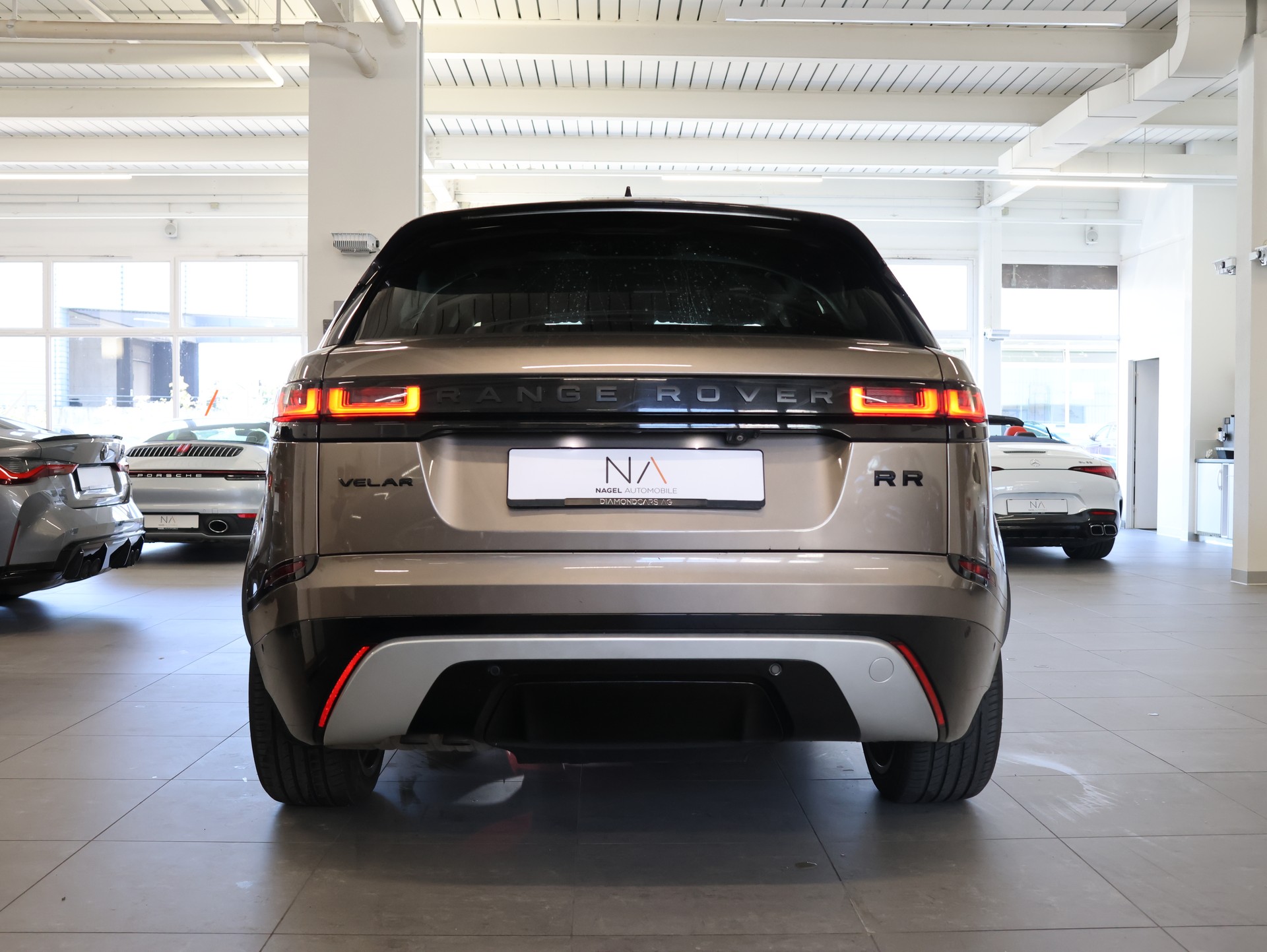 LAND ROVER Range Rover Velar D 240 HSE Automatic *Panoramadach* *Sitzheizung*-image-4