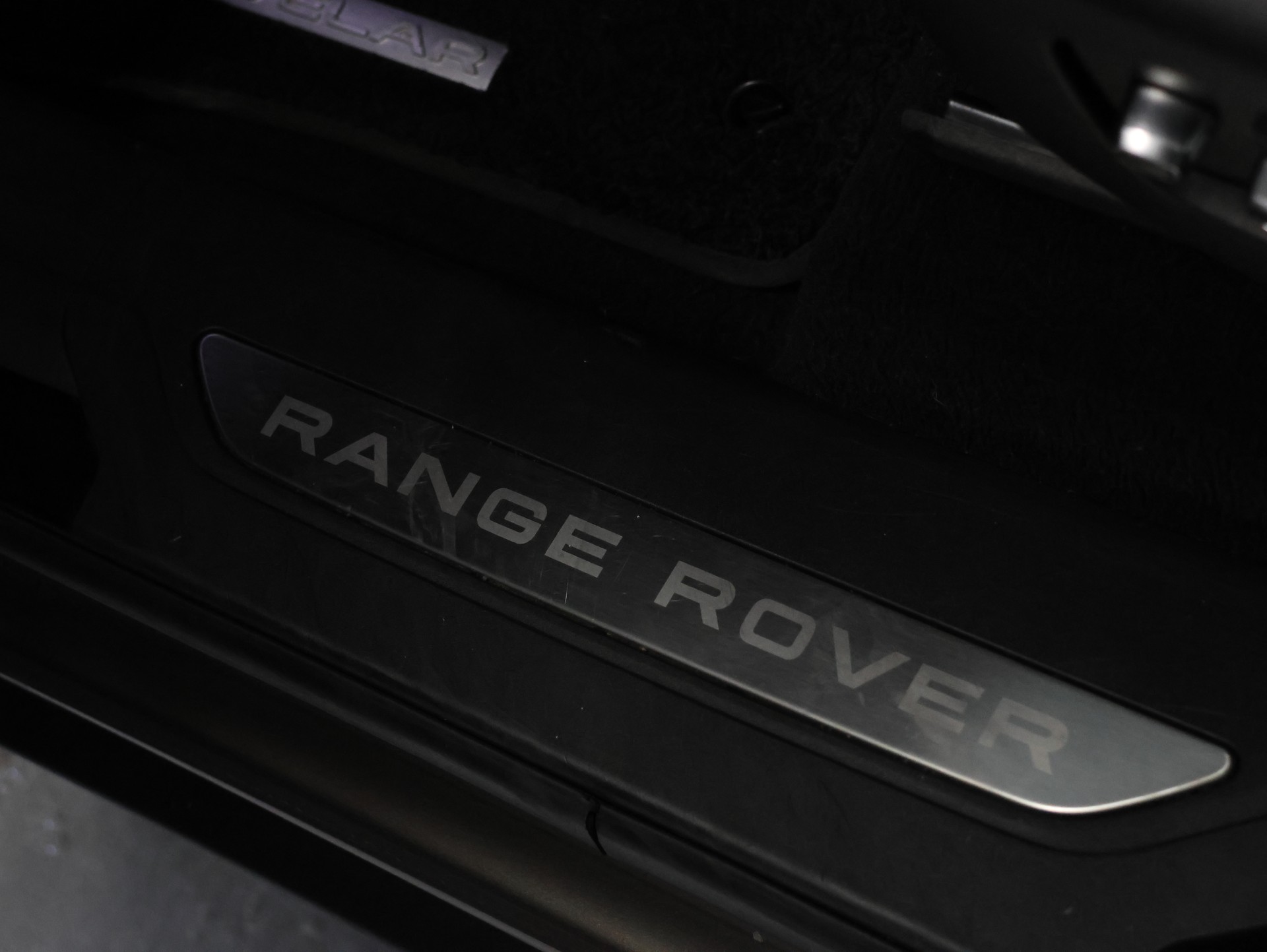 LAND ROVER Range Rover Velar D 240 HSE Automatic *Panoramadach* *Sitzheizung*-image-12