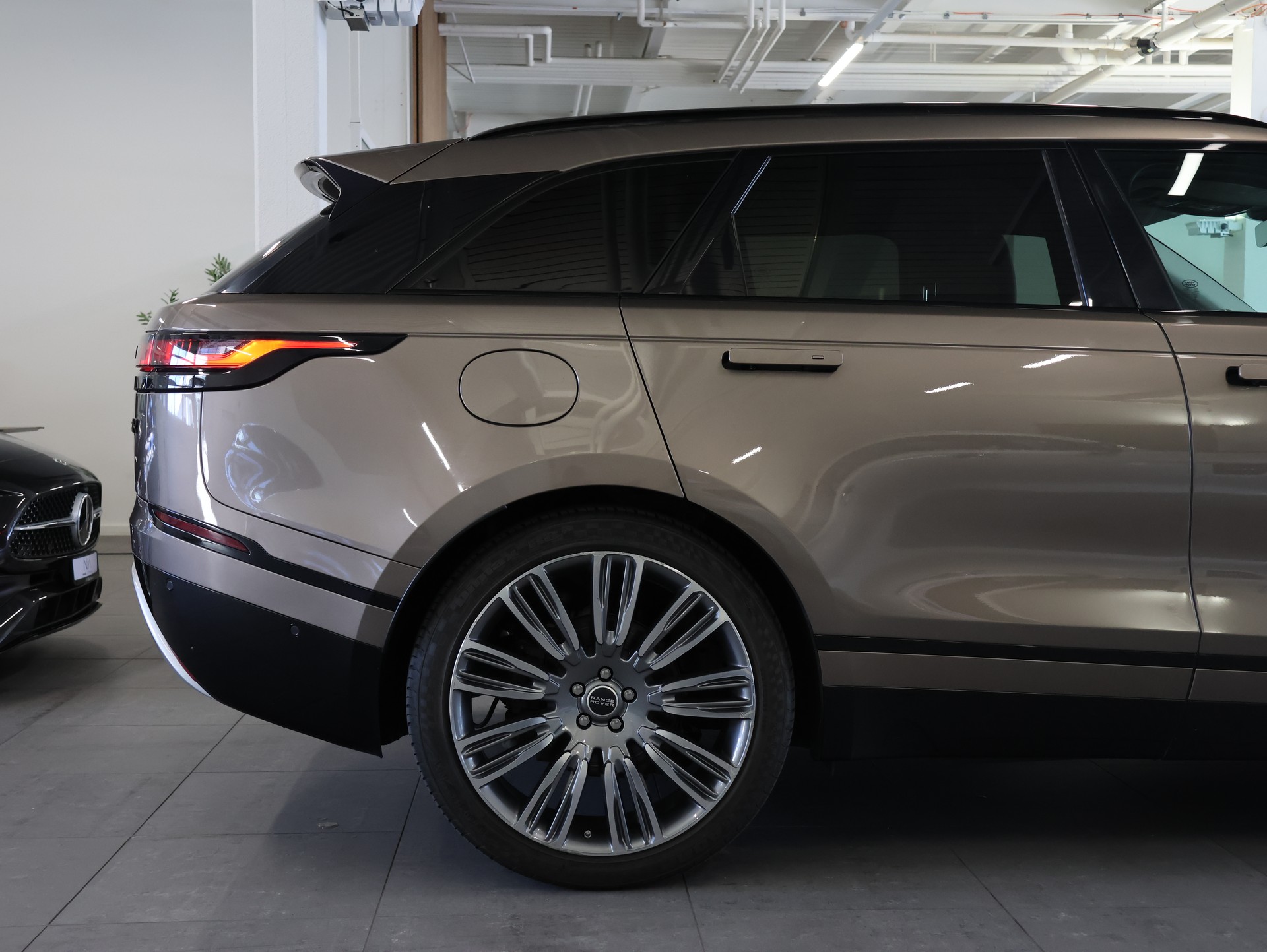 LAND ROVER Range Rover Velar D 240 HSE Automatic *Panoramadach* *Sitzheizung*-image-6
