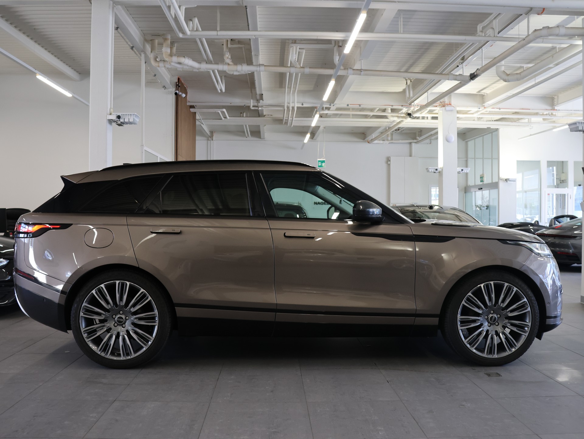 LAND ROVER Range Rover Velar D 240 HSE Automatic *Panoramadach* *Sitzheizung*-image-7