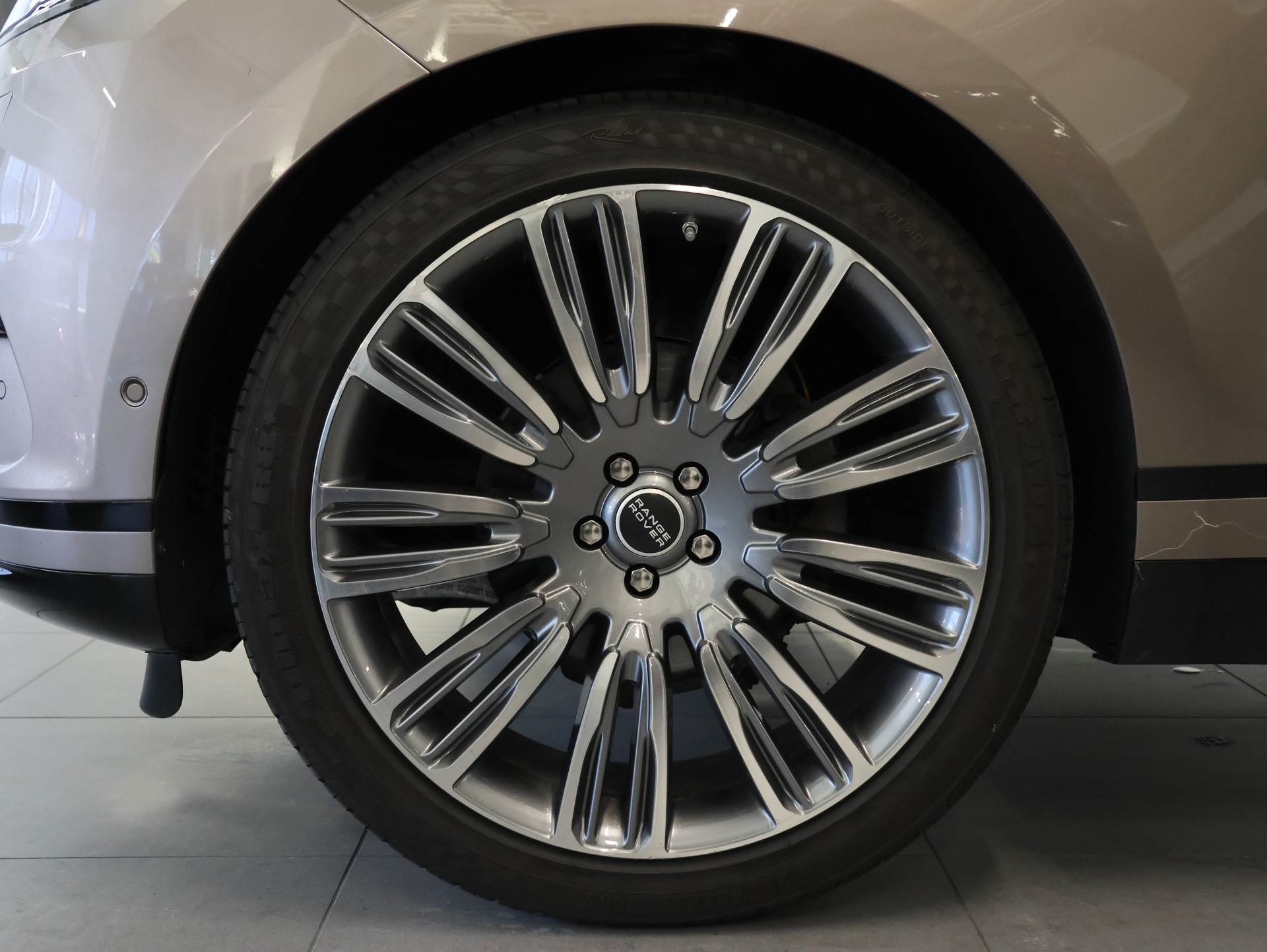 LAND ROVER Range Rover Velar D 240 HSE Automatic *Panoramadach* *Sitzheizung*-image-10