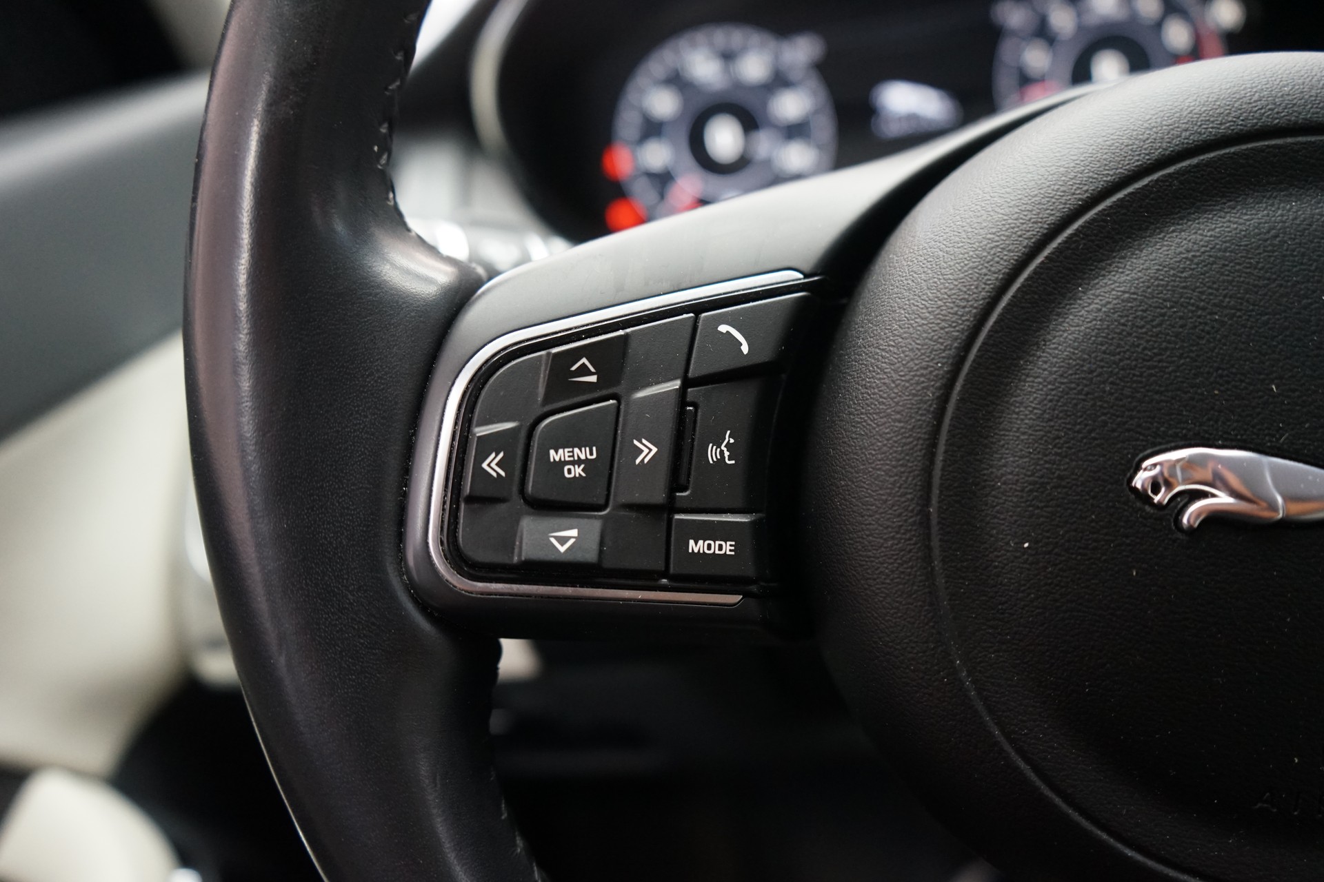 JAGUAR E-Pace 2.0 P200 AWD Automatik-image-6