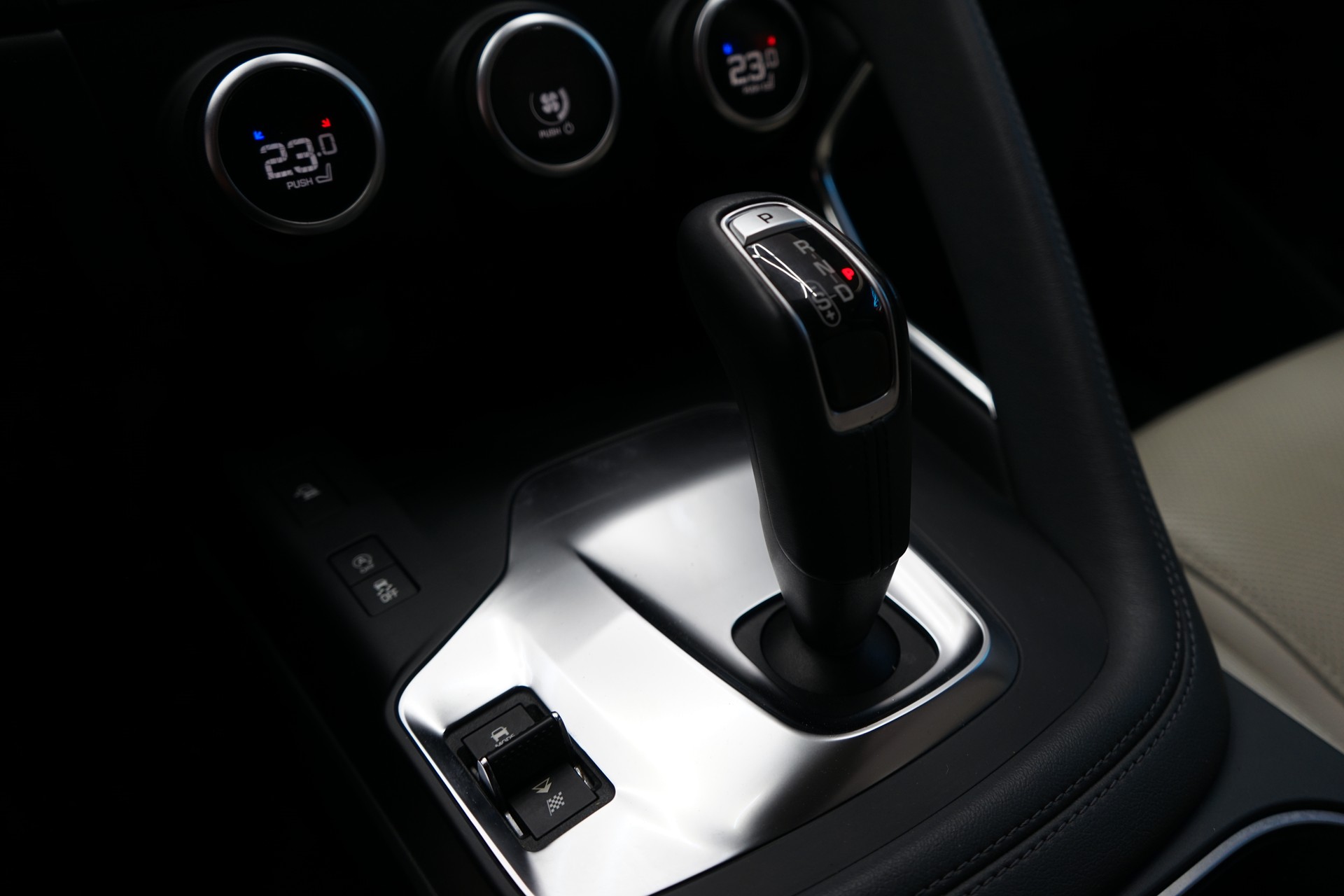 JAGUAR E-Pace 2.0 P200 AWD Automatik-image-12