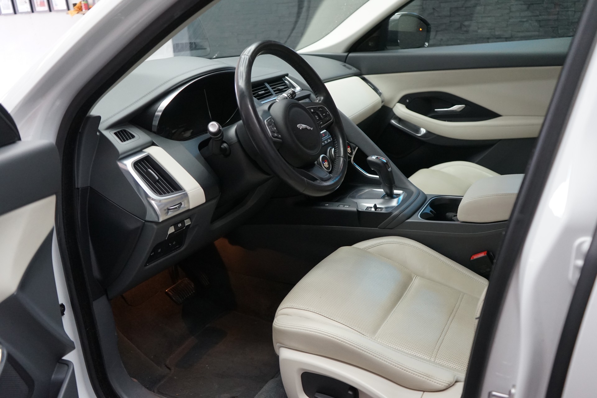 JAGUAR E-Pace 2.0 P200 AWD Automatik-image-3