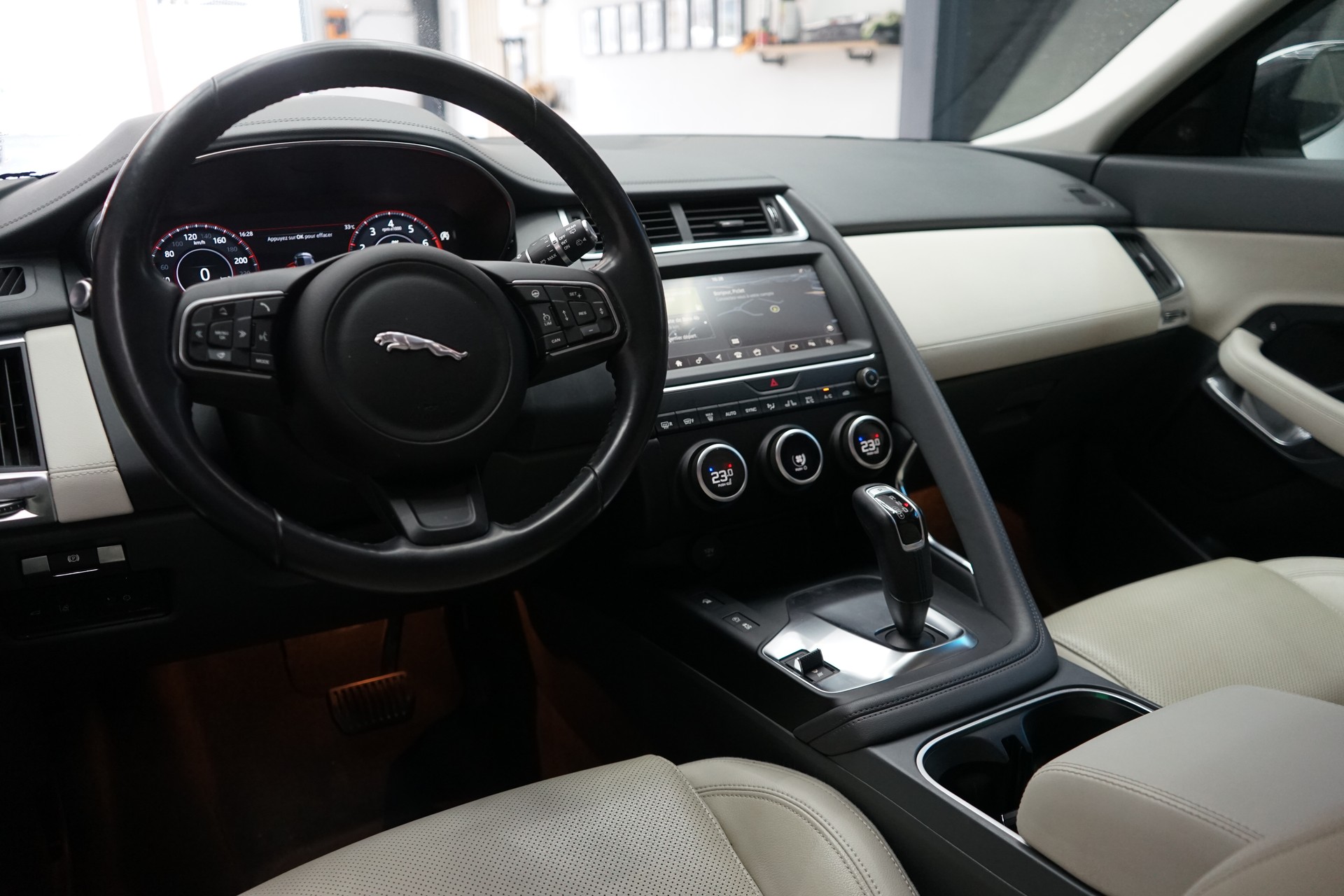 JAGUAR E-Pace 2.0 P200 AWD Automatik-image-5