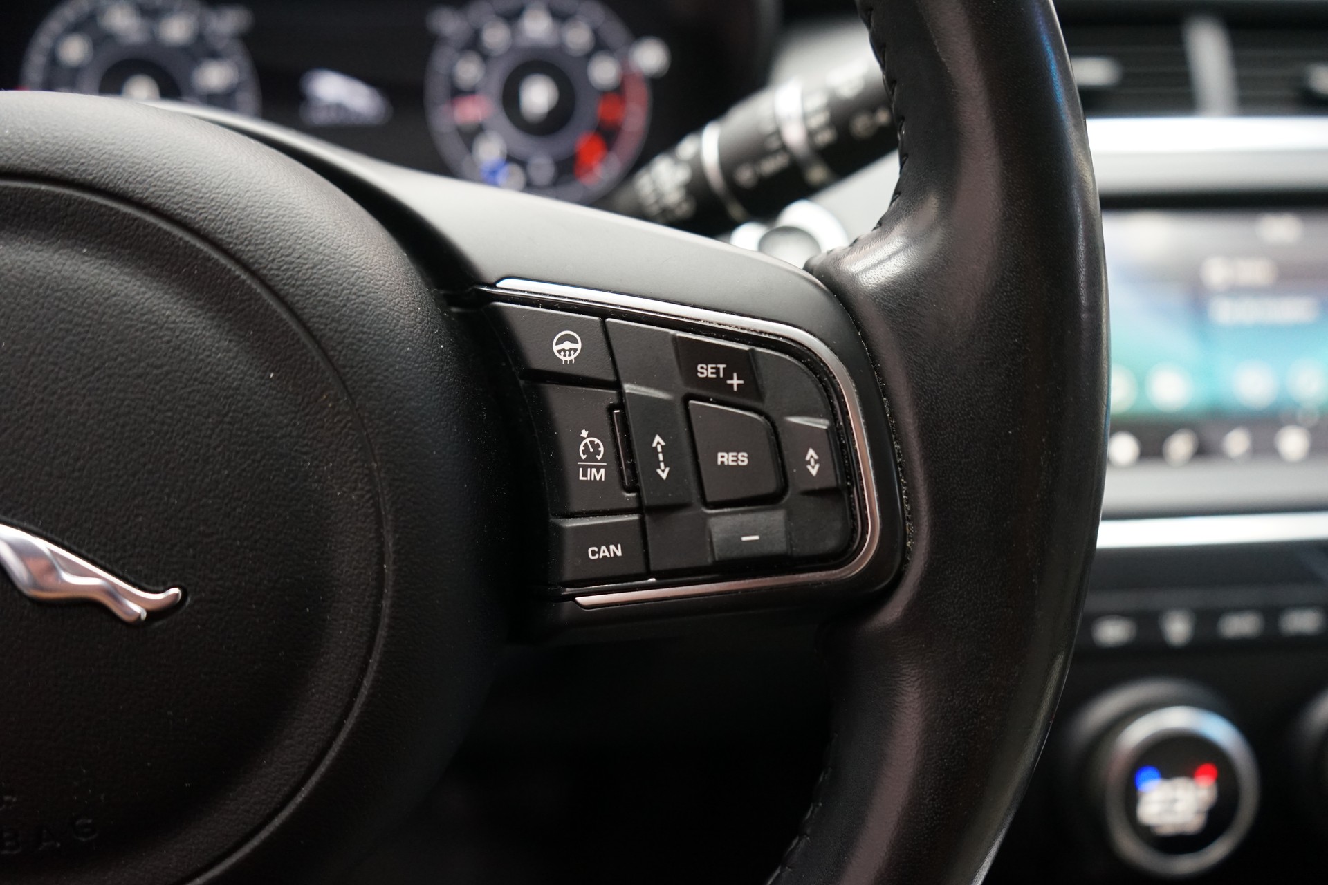 JAGUAR E-Pace 2.0 P200 AWD Automatik-image-7