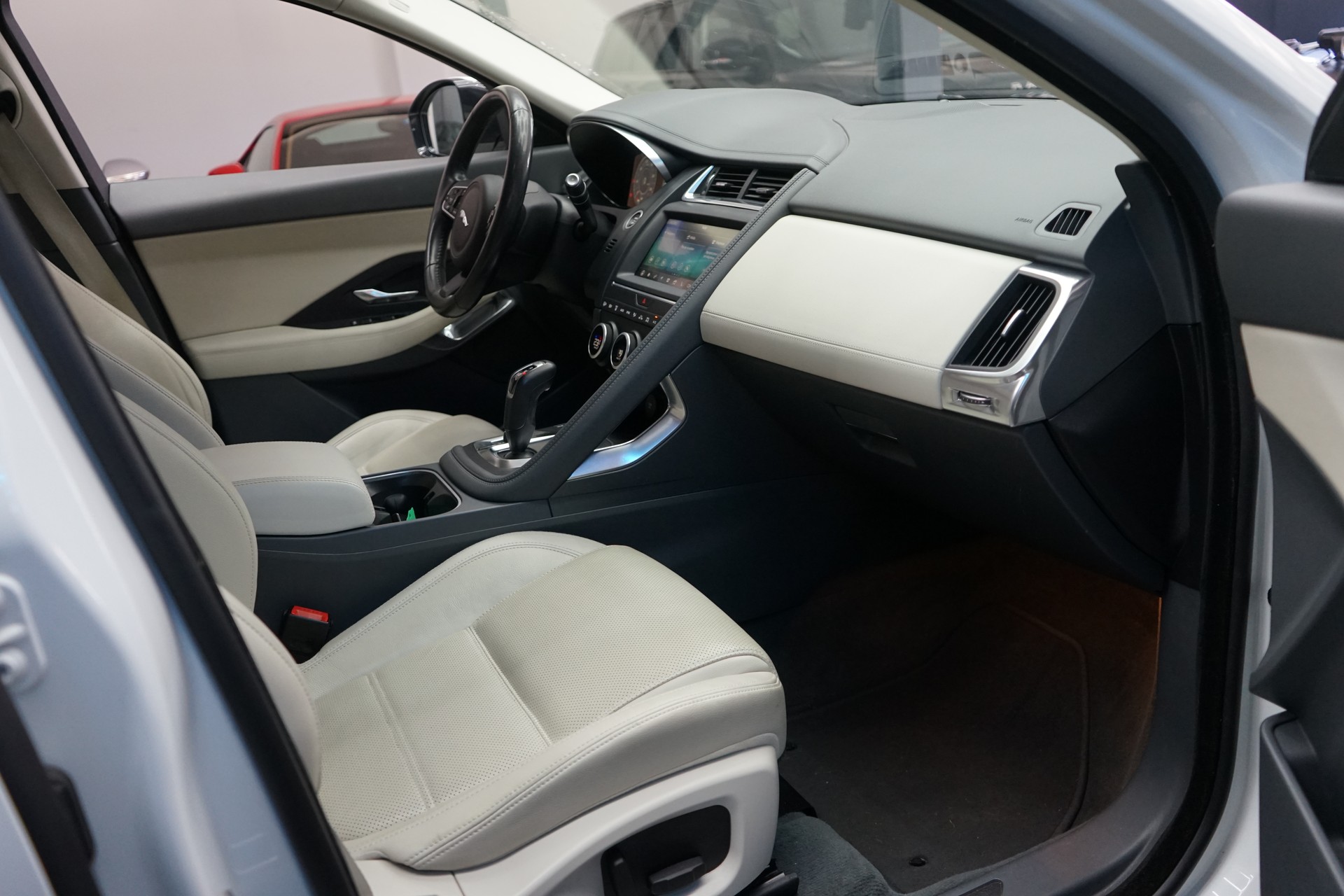 JAGUAR E-Pace 2.0 P200 AWD Automatik-image-4