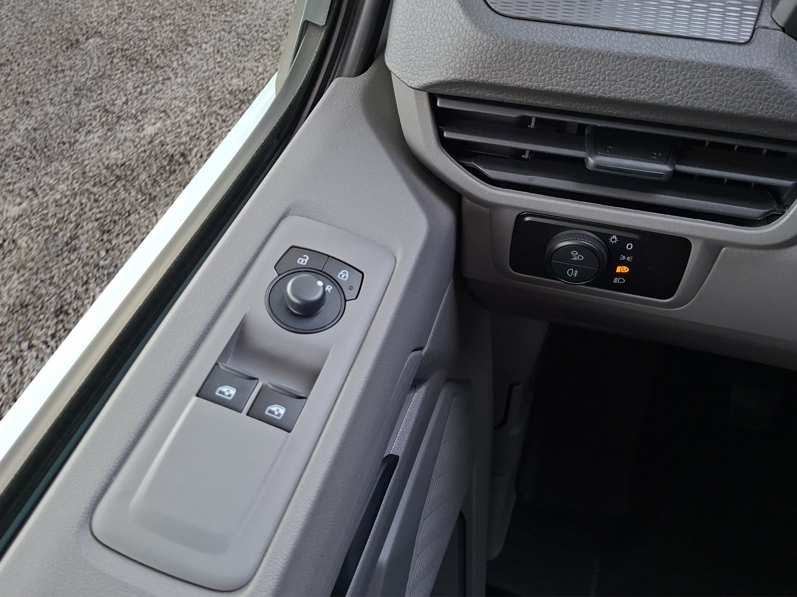 VW Transporter 2.0 TDI-image-10
