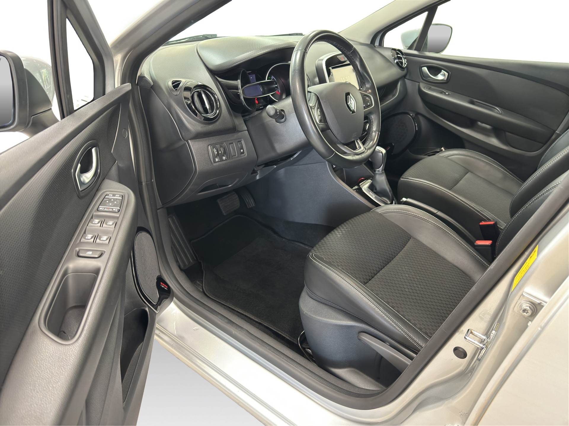 RENAULT Clio 1.2 16V T Intens EDC-image-18