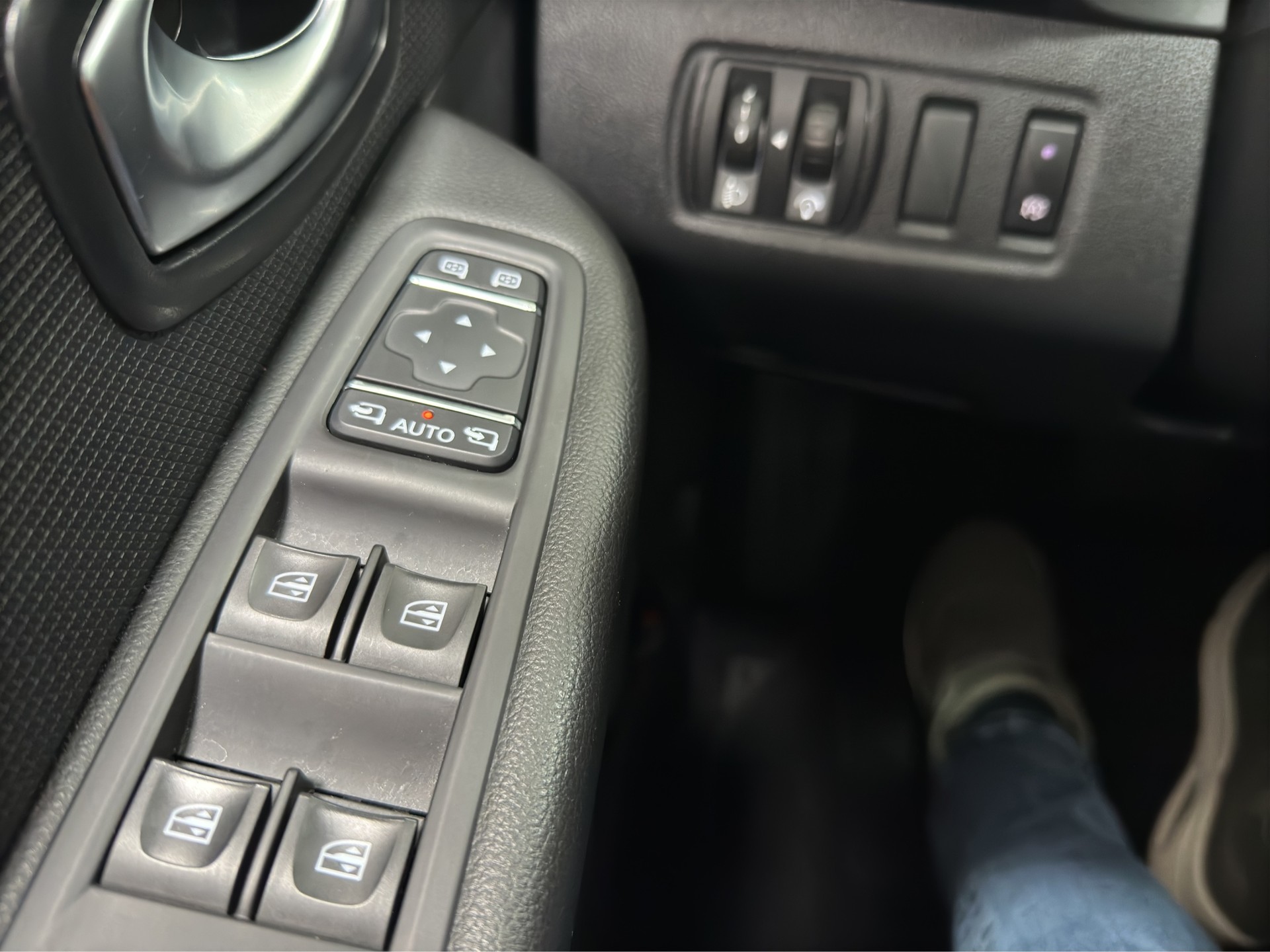RENAULT Clio 1.2 16V T Intens EDC-image-27