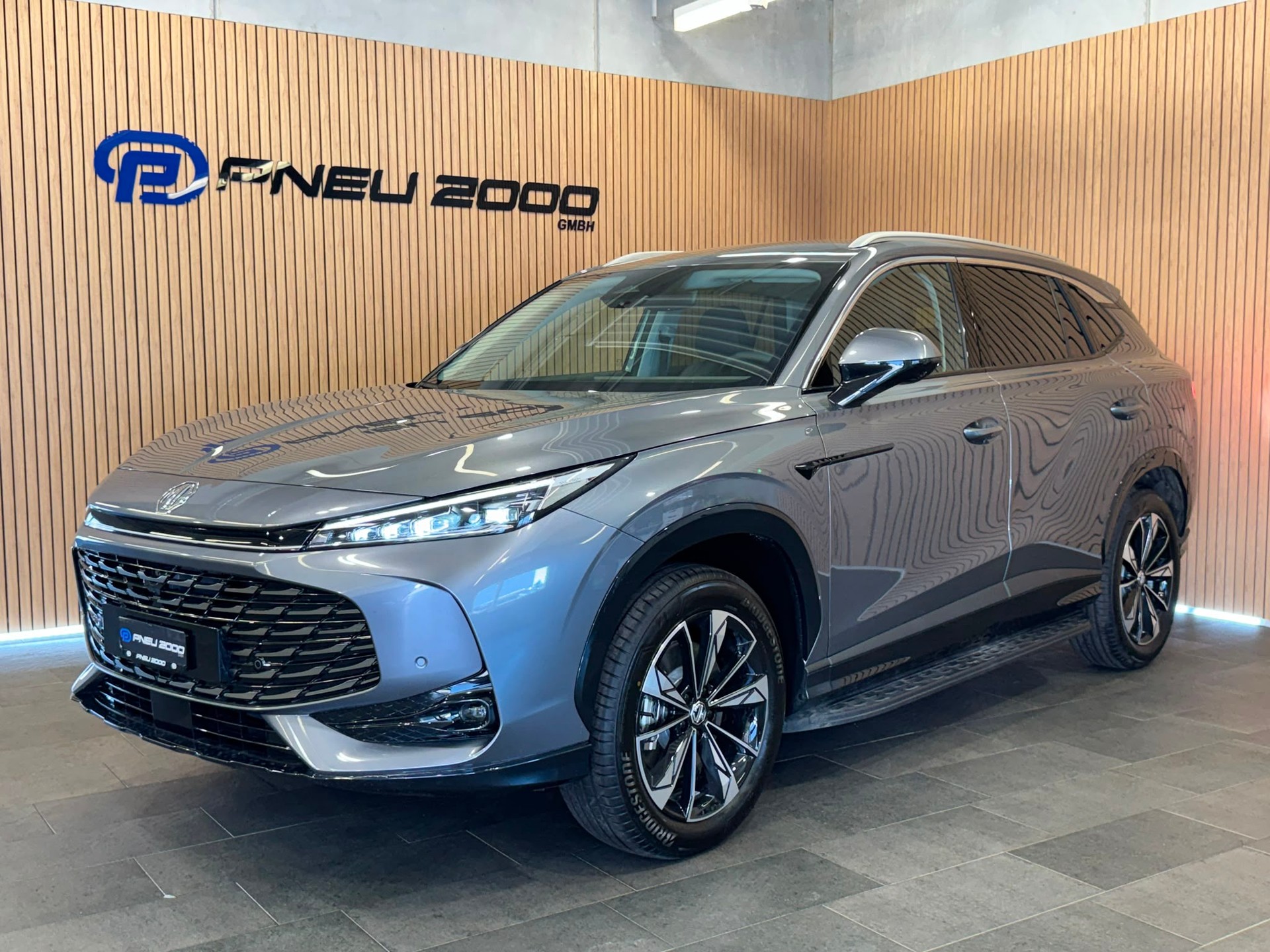 MG HS 1.5 T PHEV Luxury-showroom-element-1