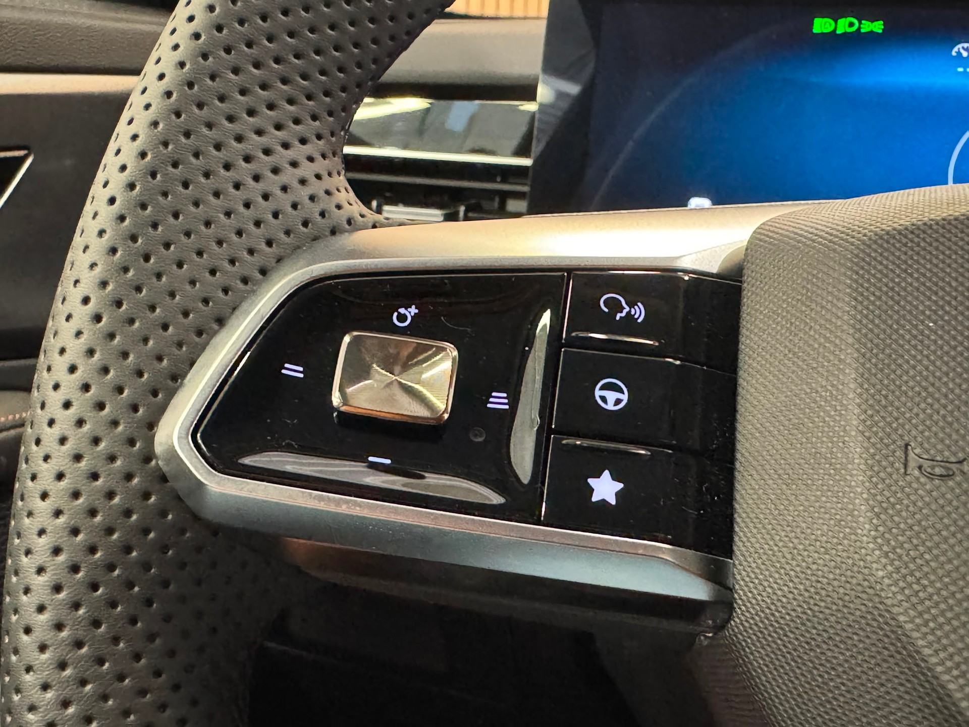 MG HS 1.5 T PHEV Luxury-image-16