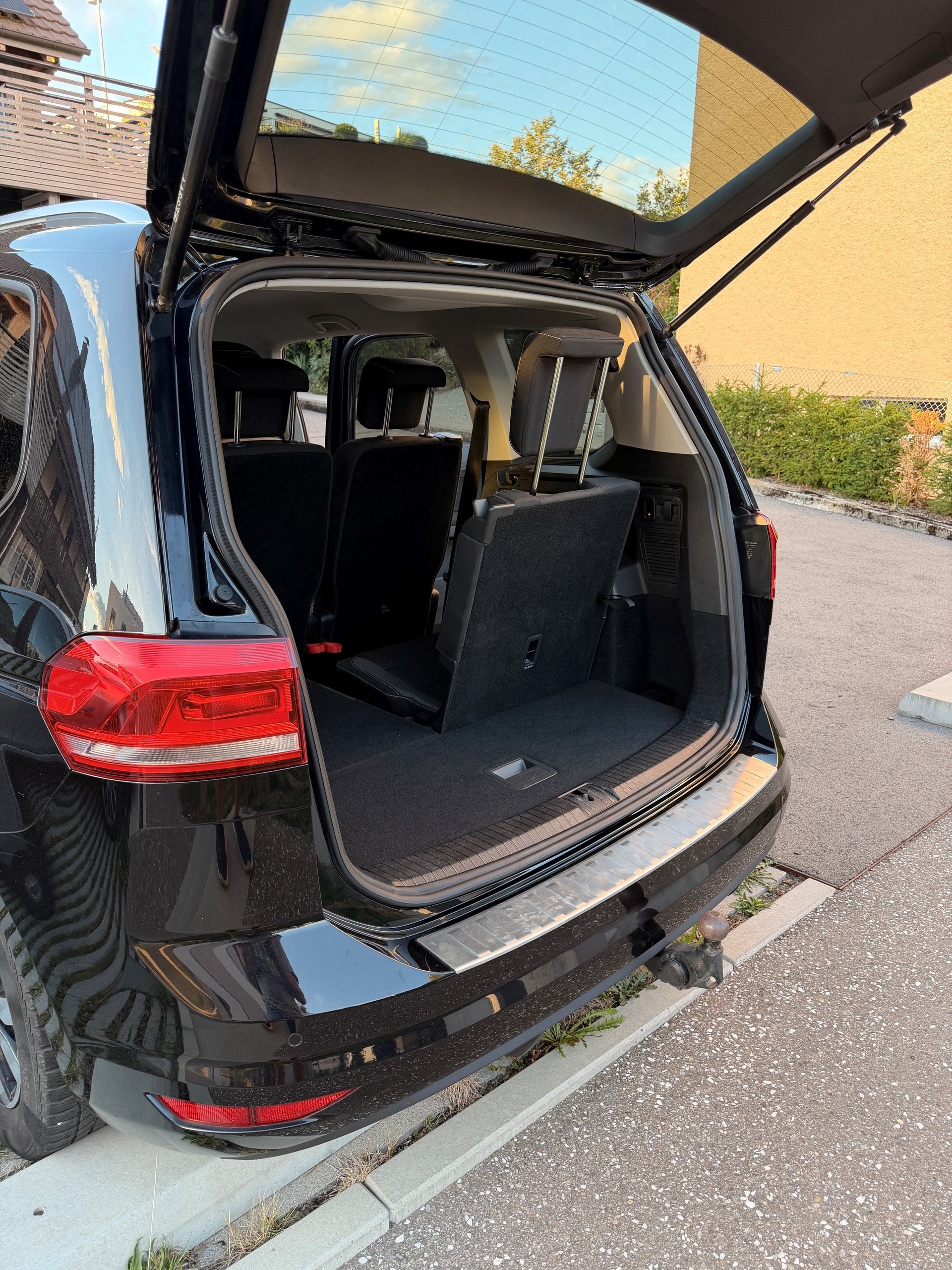 VW Touran II 1.5 TSI Active; 7-Sitzer, DSG, AHK, ACC, frischer Service UND MFK-image-4