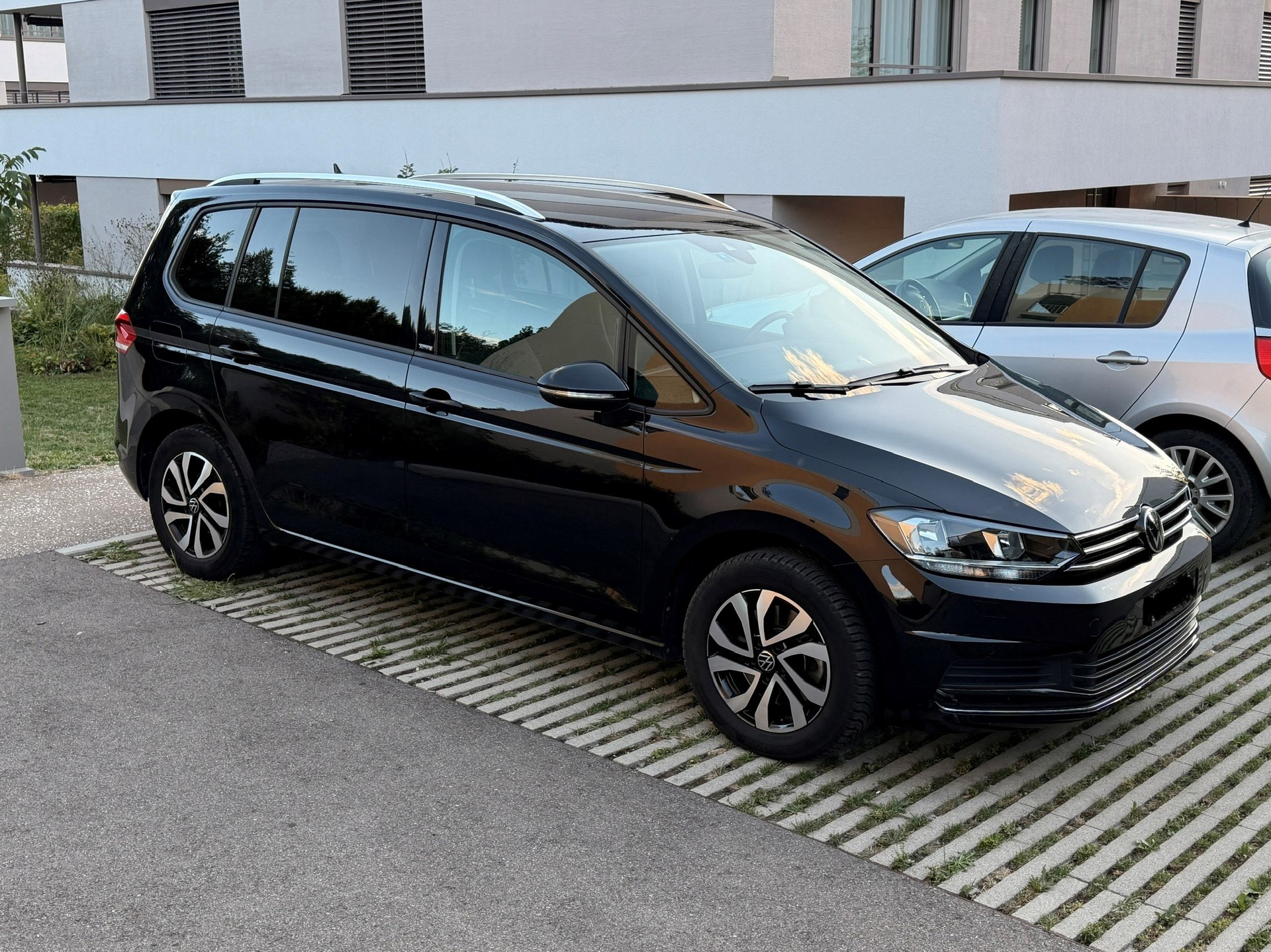 VW Touran II 1.5 TSI Active; 7-Sitzer, DSG, AHK, ACC, frischer Service UND MFK-image-1