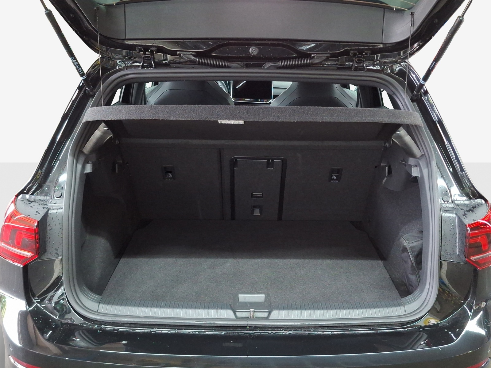 VW Golf 1.5 e TSI mHEV R-Line DSG-image-12