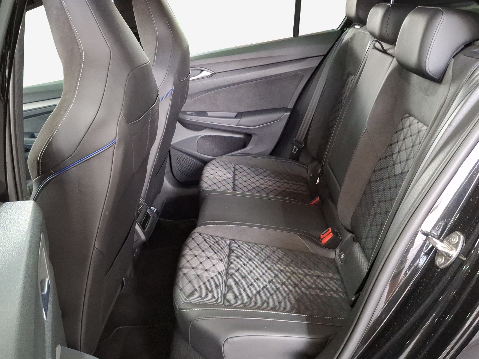 VW Golf 1.5 e TSI mHEV R-Line DSG-image-11