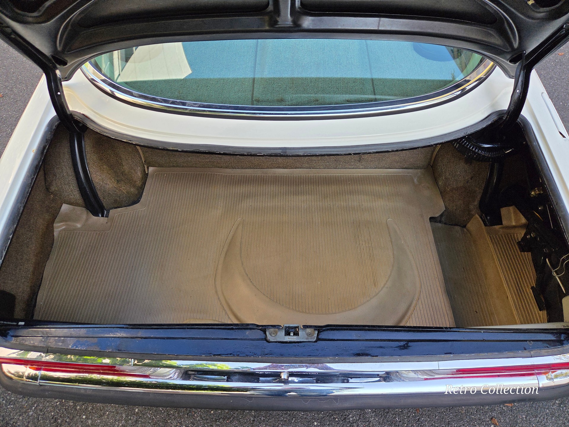 MERCEDES-BENZ 350 SLC - Voiture CH - excellent état - carnet de services - passeport FIVA - toit ouvrant - exp. vétéran 09.2026.-image-14