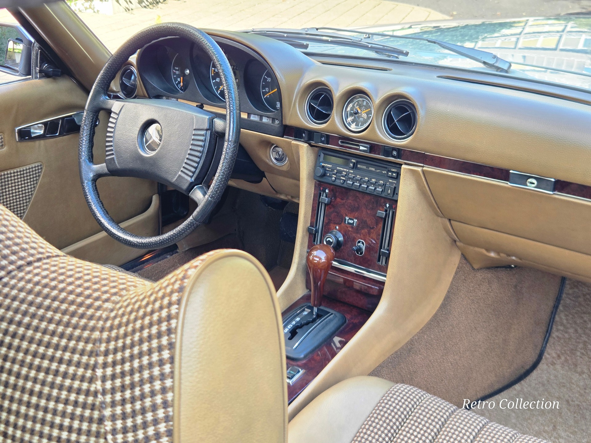 MERCEDES-BENZ 350 SLC - Voiture CH - excellent état - carnet de services - passeport FIVA - toit ouvrant - exp. vétéran 09.2026.-image-10