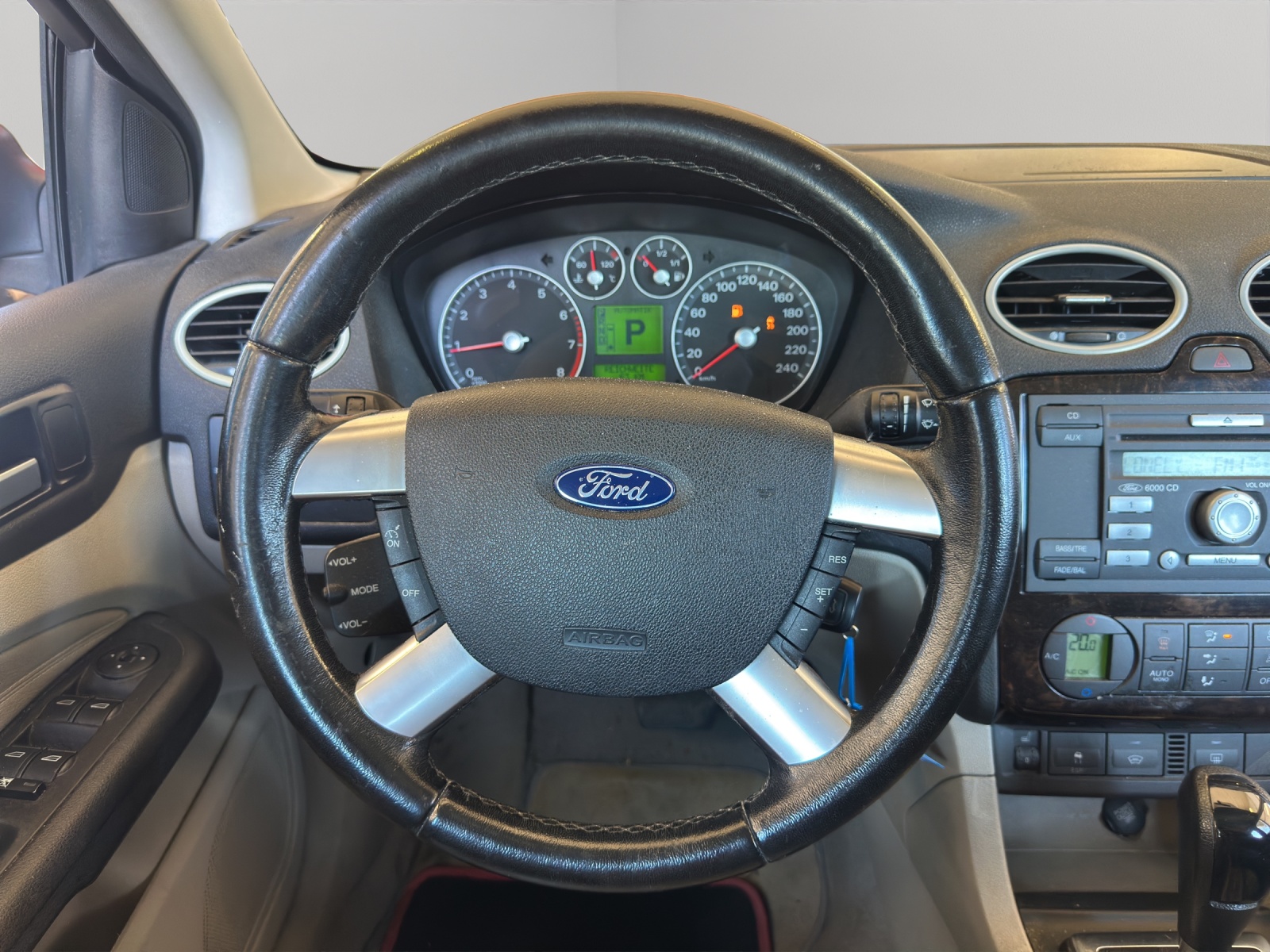 FORD Focus 2.0i Titanium-image-12