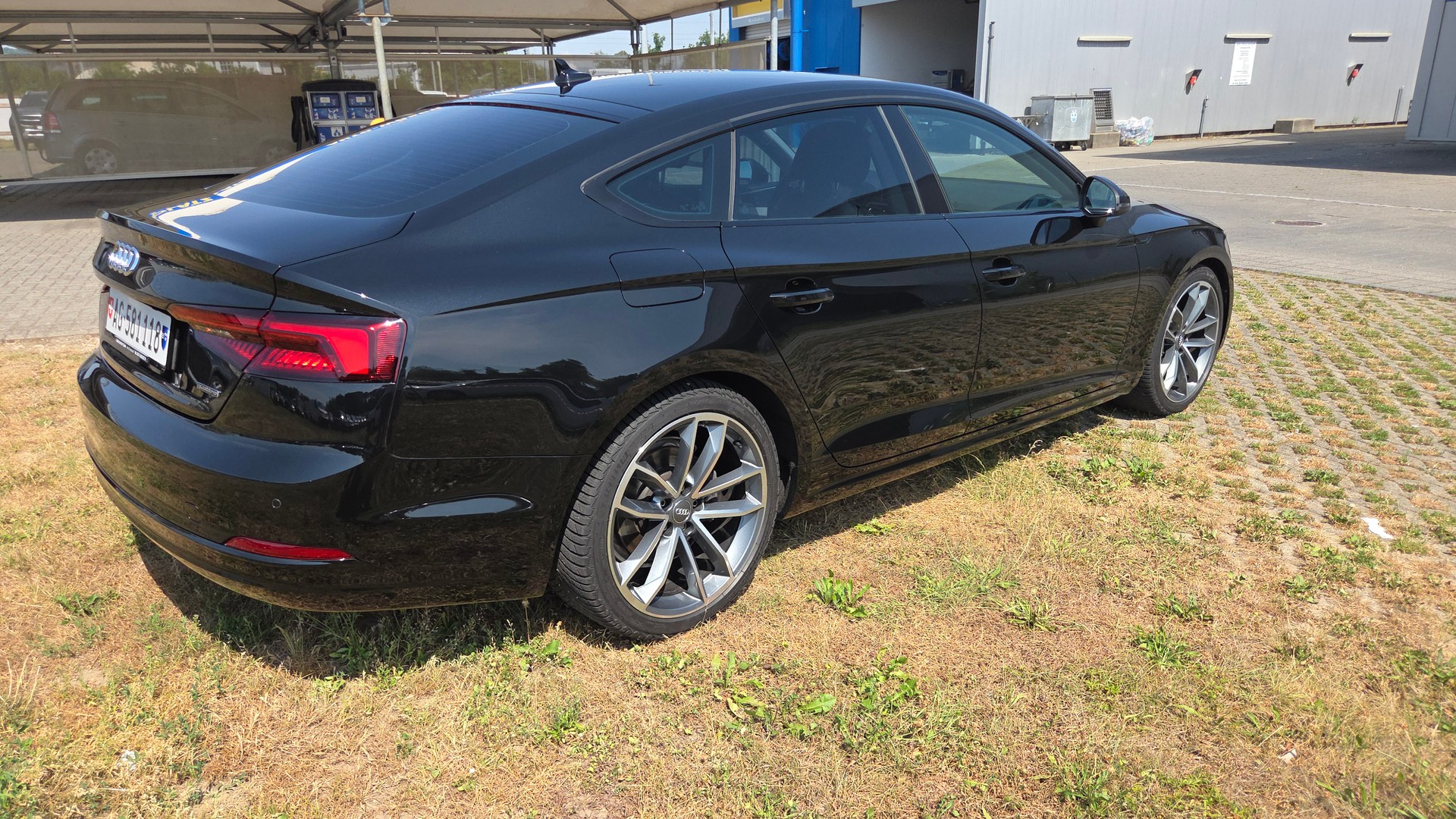 AUDI 2.0 40 TDI Design quattro S-Tronic-image-5