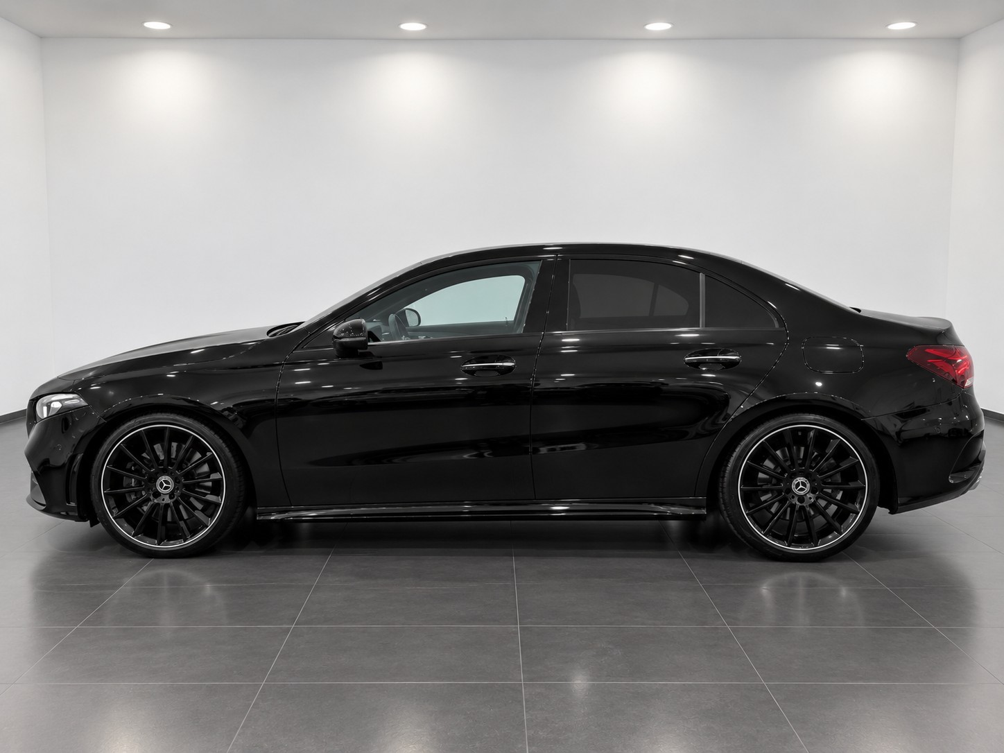 MERCEDES-BENZ A 250 4Matic AMG Line Limousine 7G-DCT *Sedan*CH-Fahrzeug*-image-1