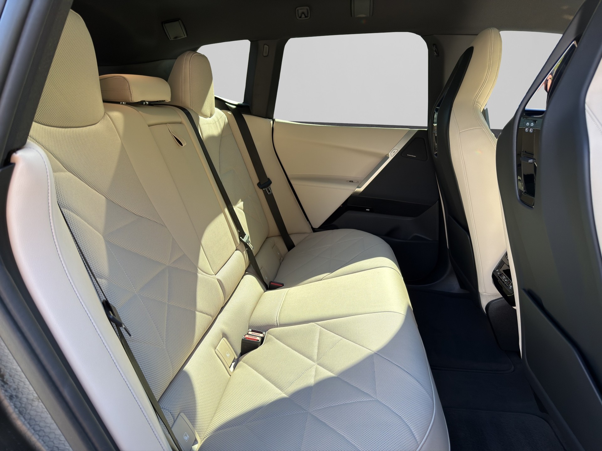 BMW iX xDrive50 Sportpaket-image-16