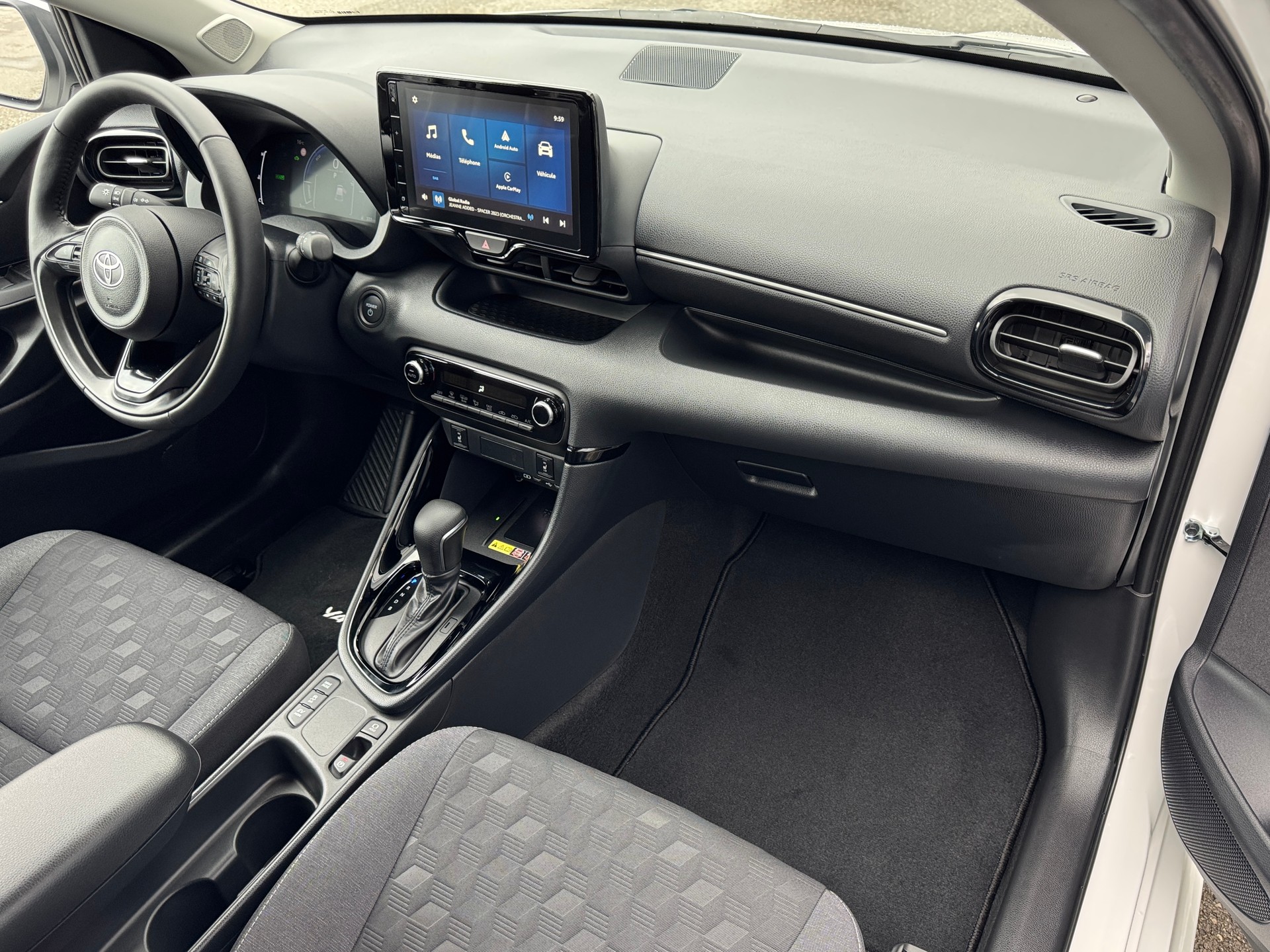 TOYOTA Yaris 1.5 Trend e-CVT-image-9