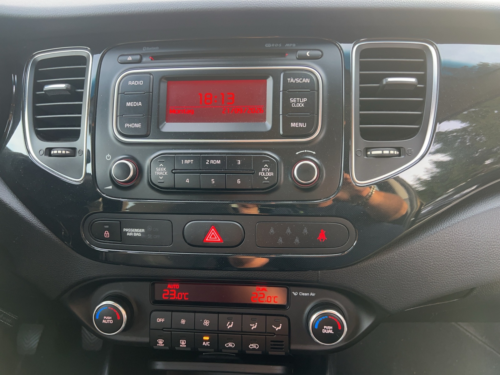 KIA Carens 1.7 CRDi Style-image-9