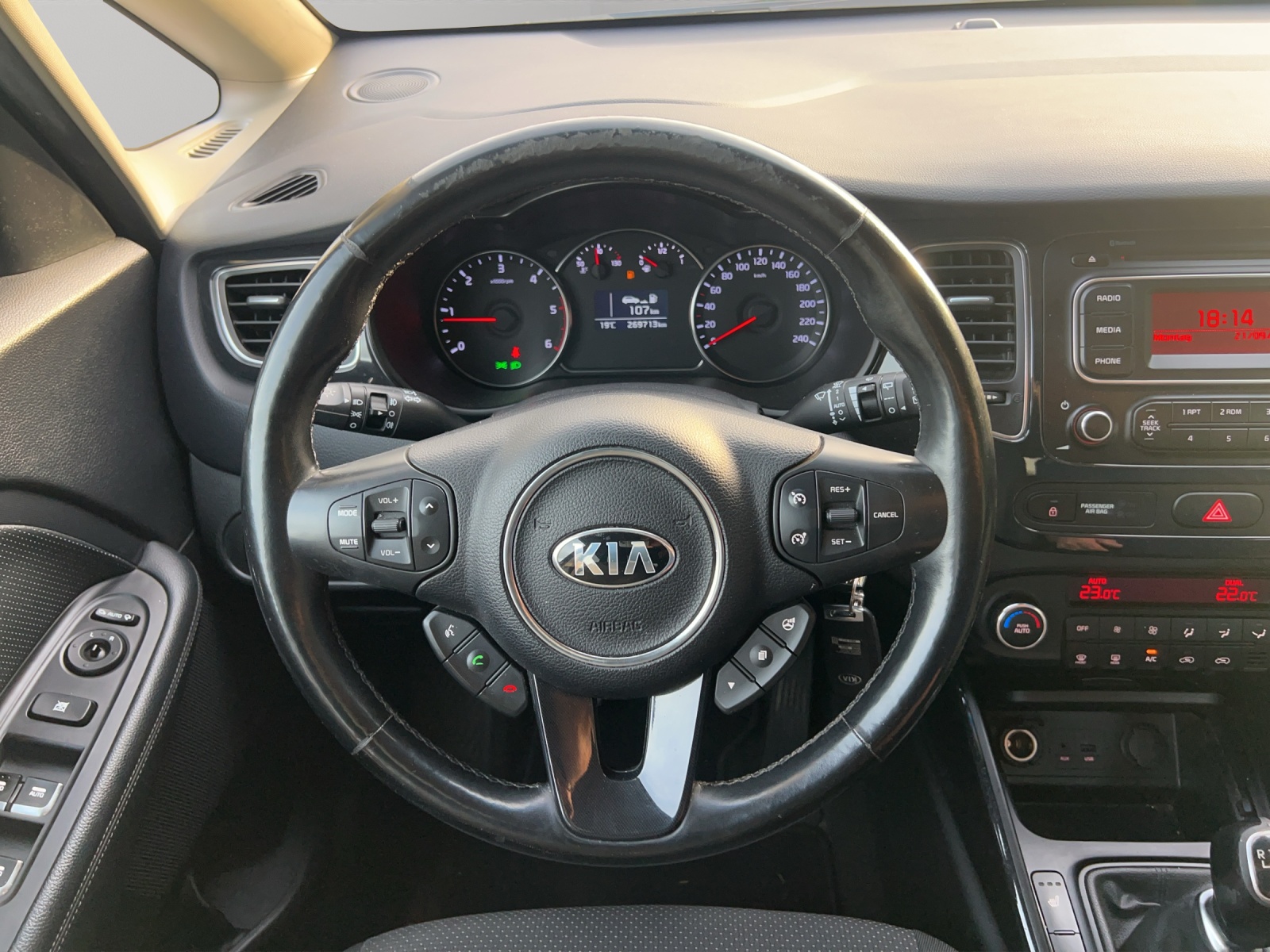 KIA Carens 1.7 CRDi Style-image-12