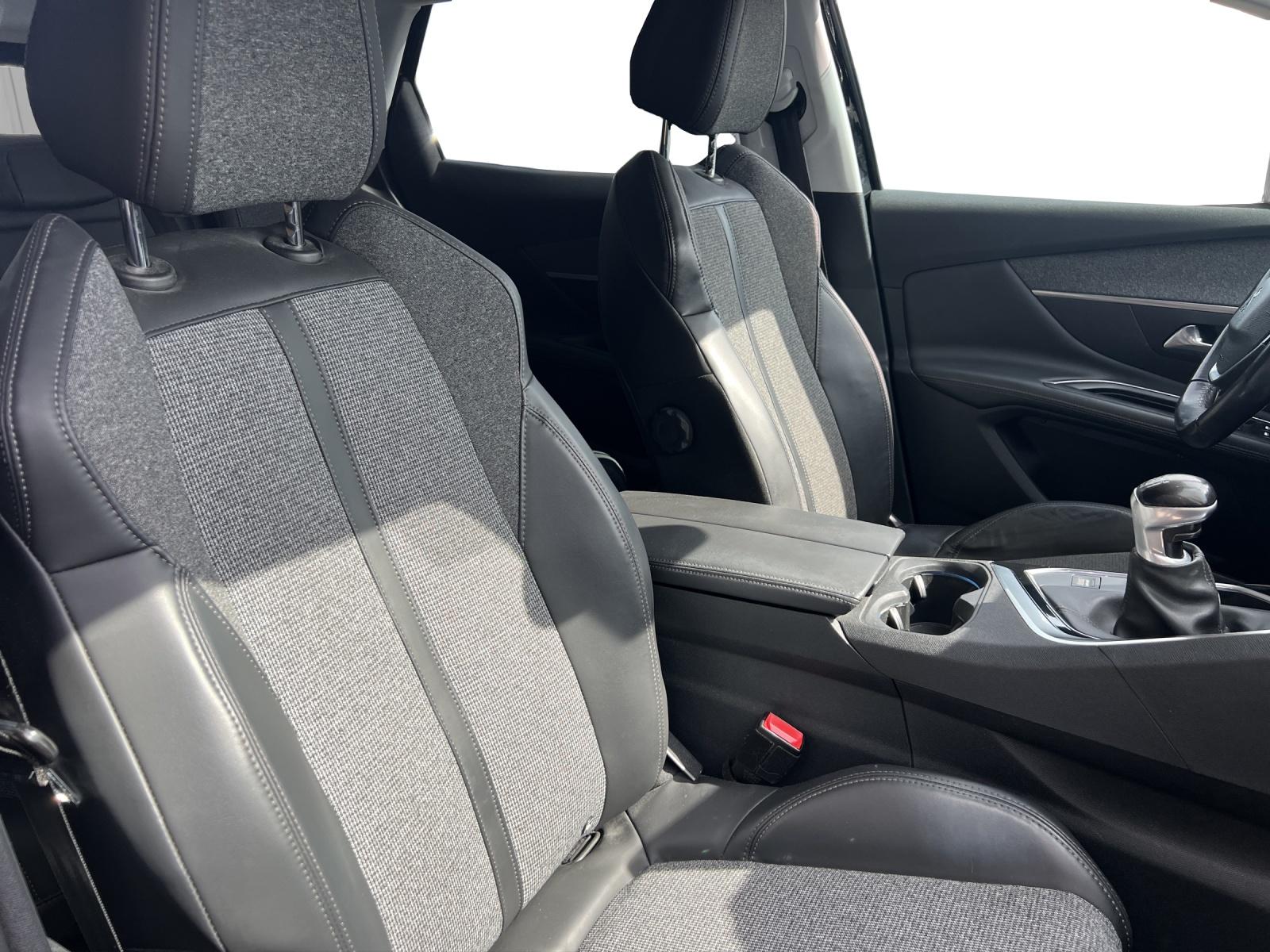 PEUGEOT 3008 1.2 PureTech Allure-image-10