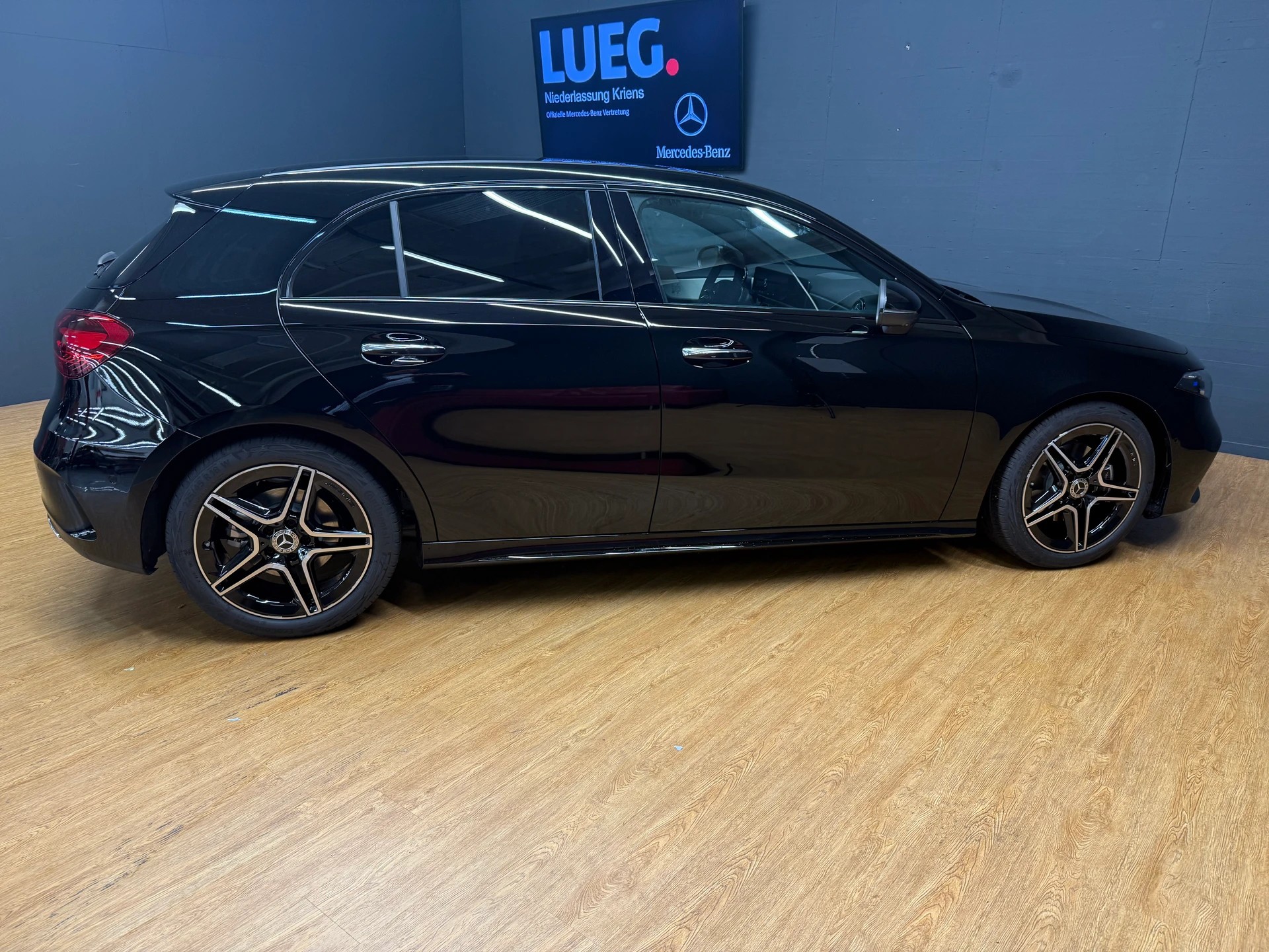 MERCEDES-BENZ A 200 - AMG - NightStar / DISTRONIC / 360 Grad Kamera-image-5