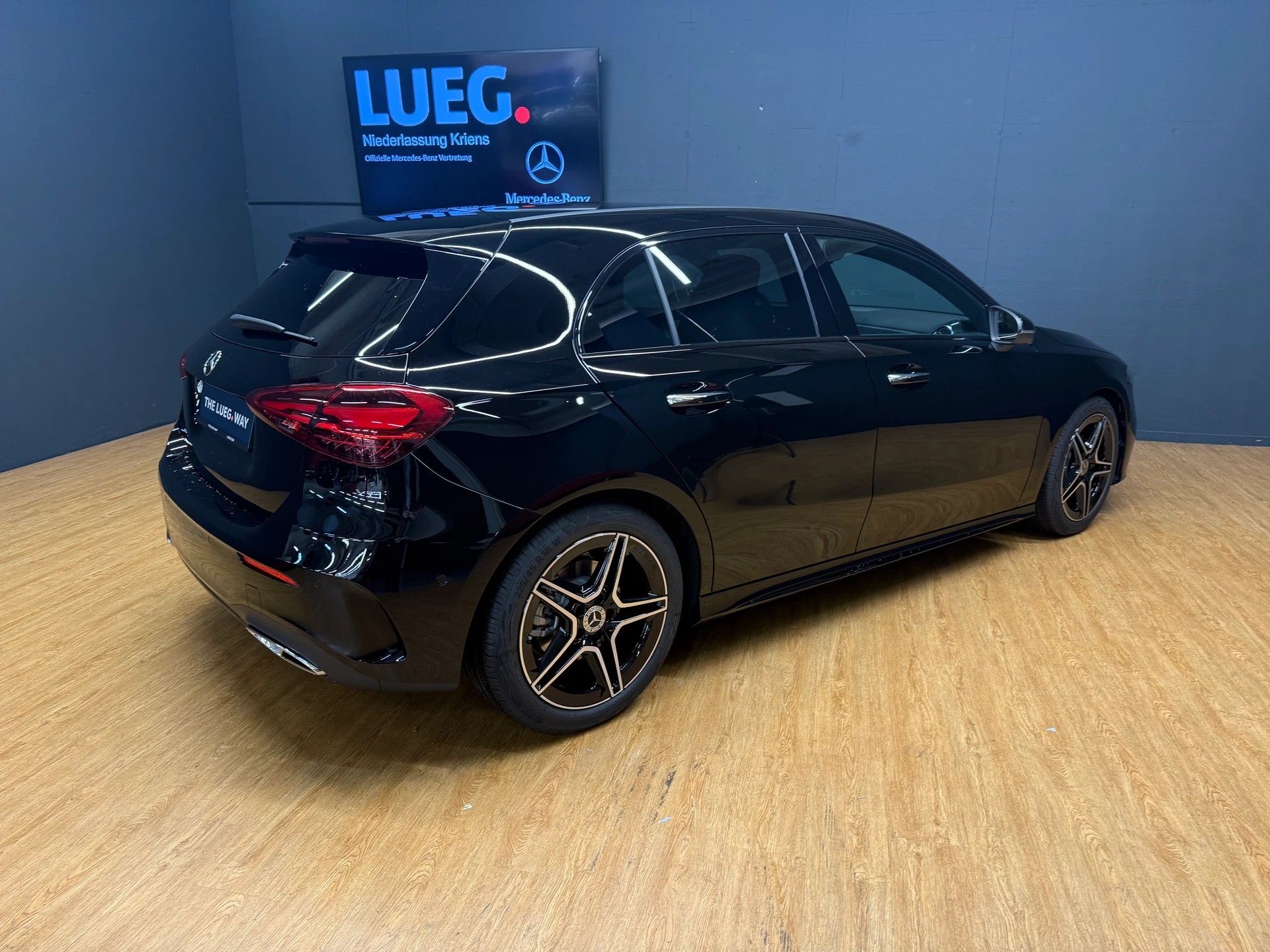 MERCEDES-BENZ A 200 - AMG - NightStar / DISTRONIC / 360 Grad Kamera-image-6