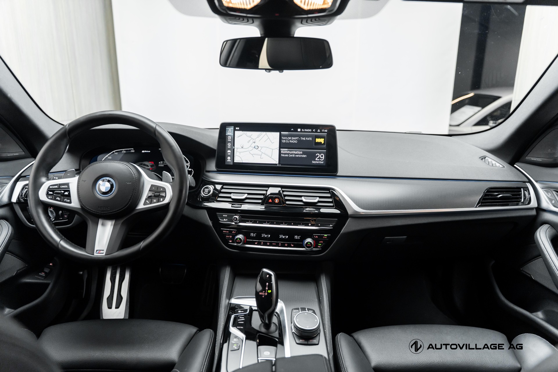BMW 530e xDrive Touring Pure M Sport Steptronic-image-2