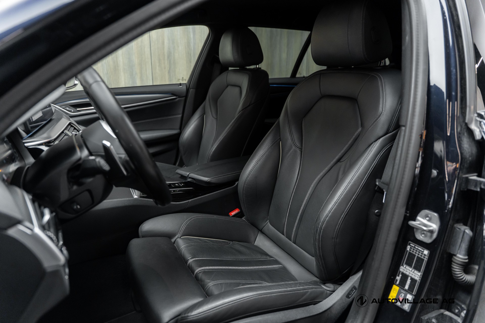 BMW 530e xDrive Touring Pure M Sport Steptronic-image-5