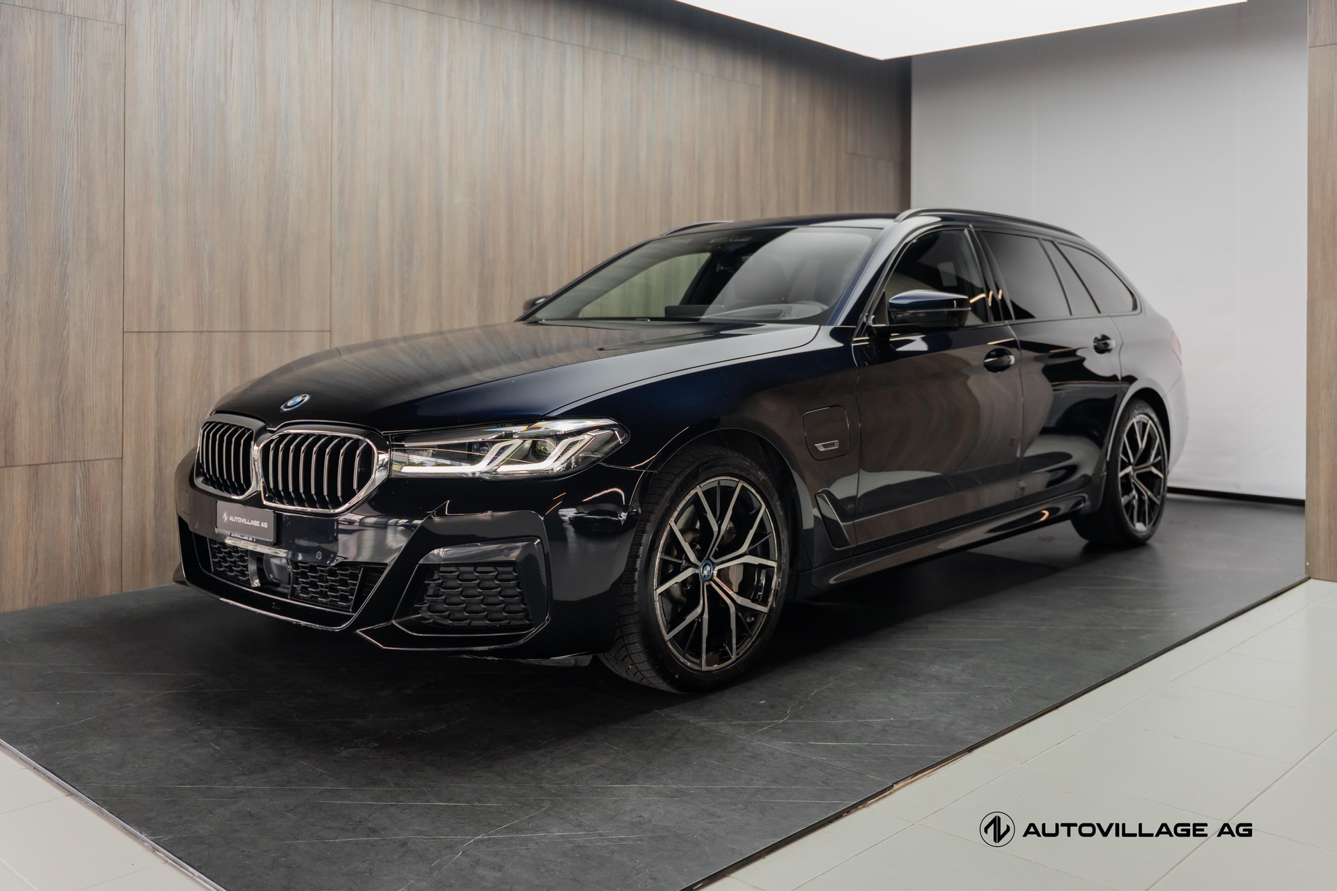 BMW 530e xDrive Touring Pure M Sport Steptronic-image-0