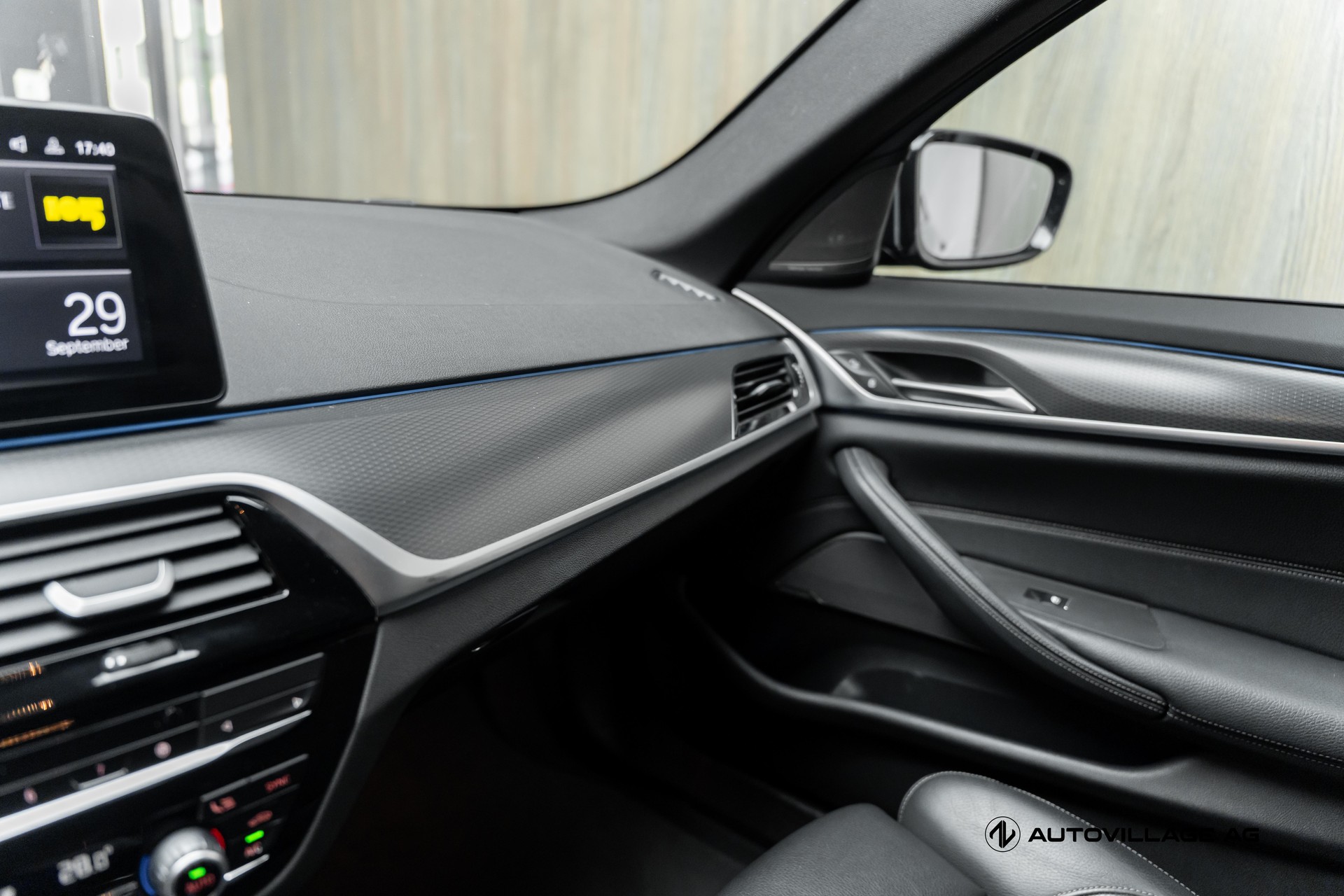 BMW 530e xDrive Touring Pure M Sport Steptronic-image-18