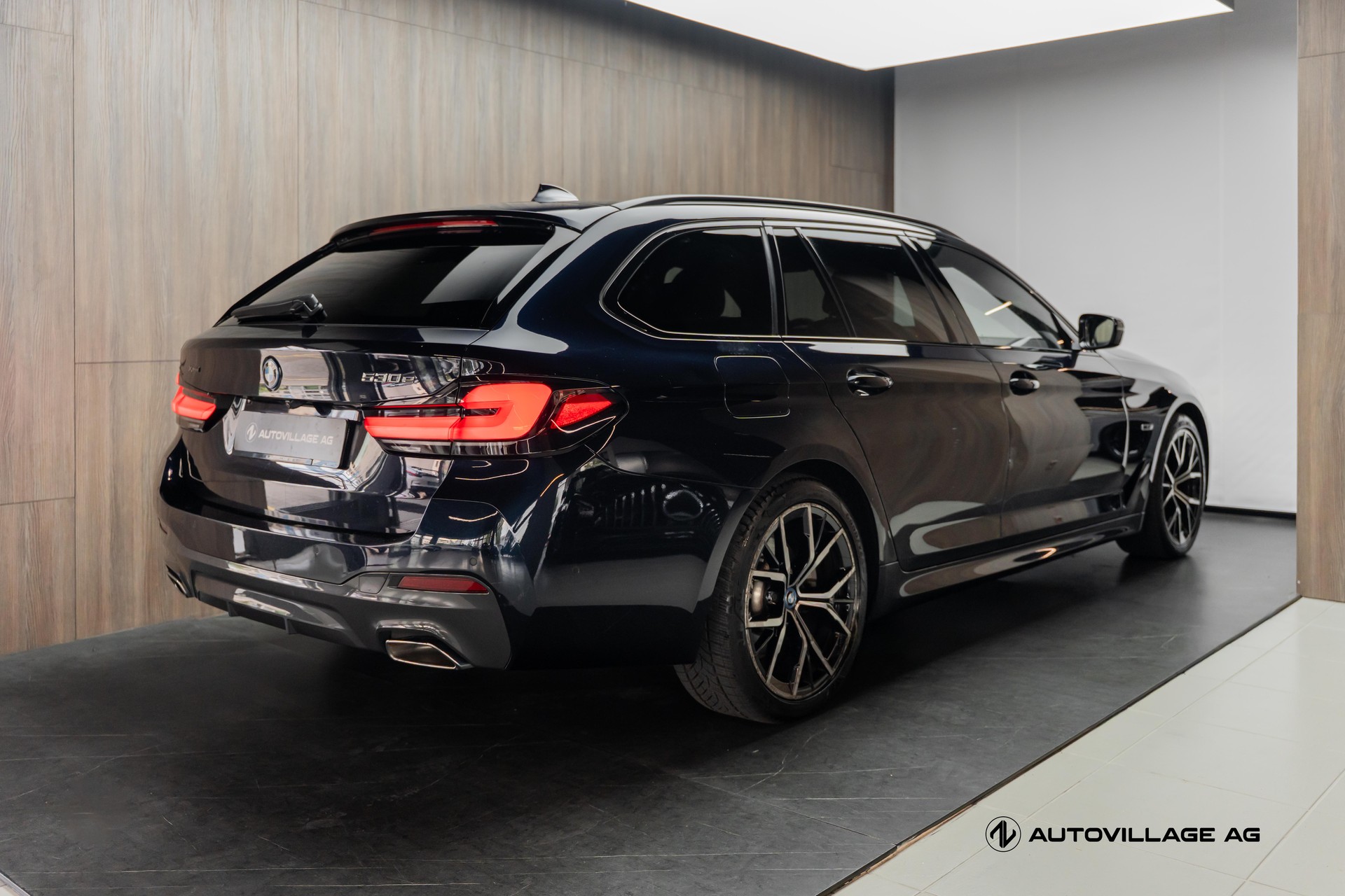 BMW 530e xDrive Touring Pure M Sport Steptronic-image-1