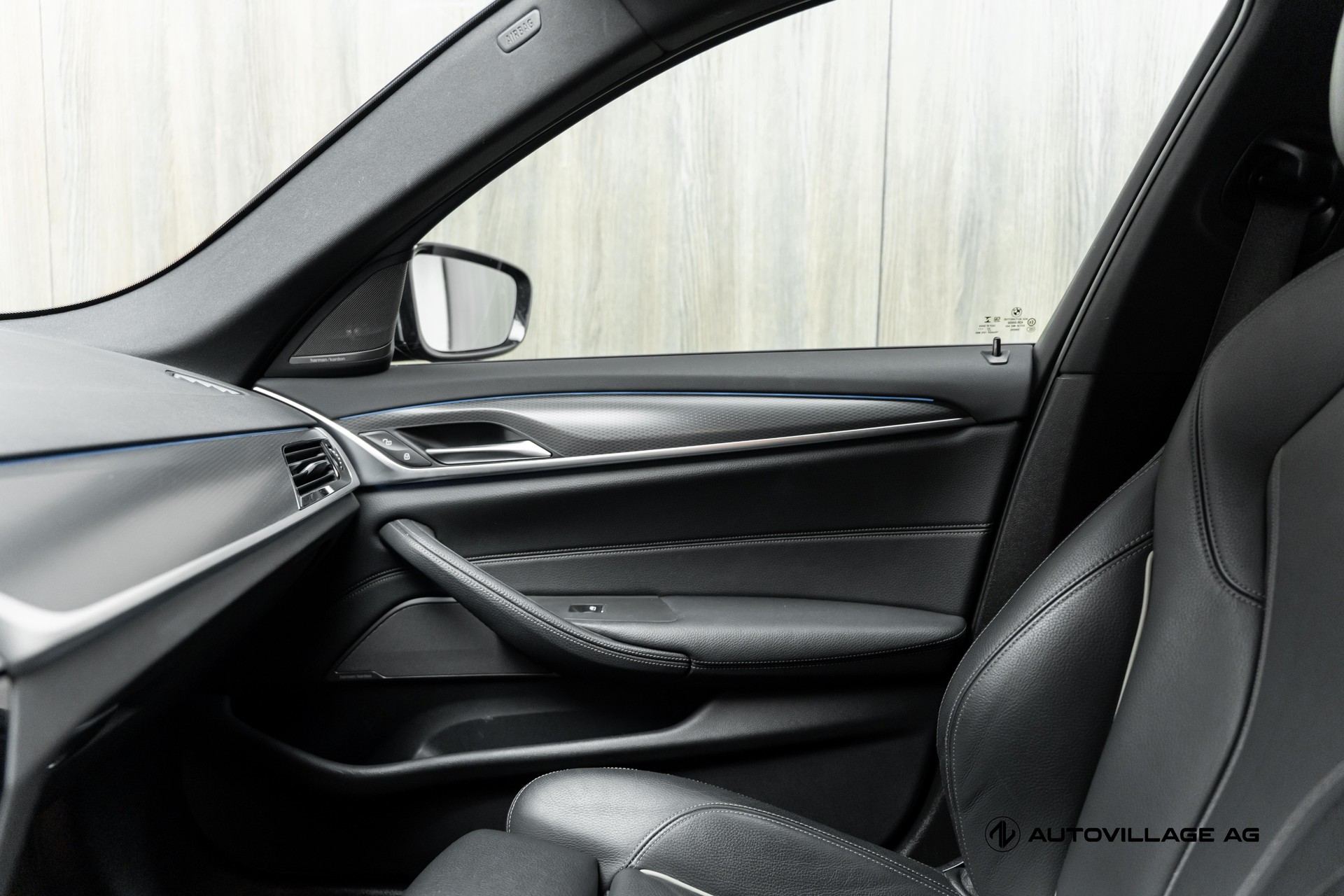 BMW 530e xDrive Touring Pure M Sport Steptronic-image-17